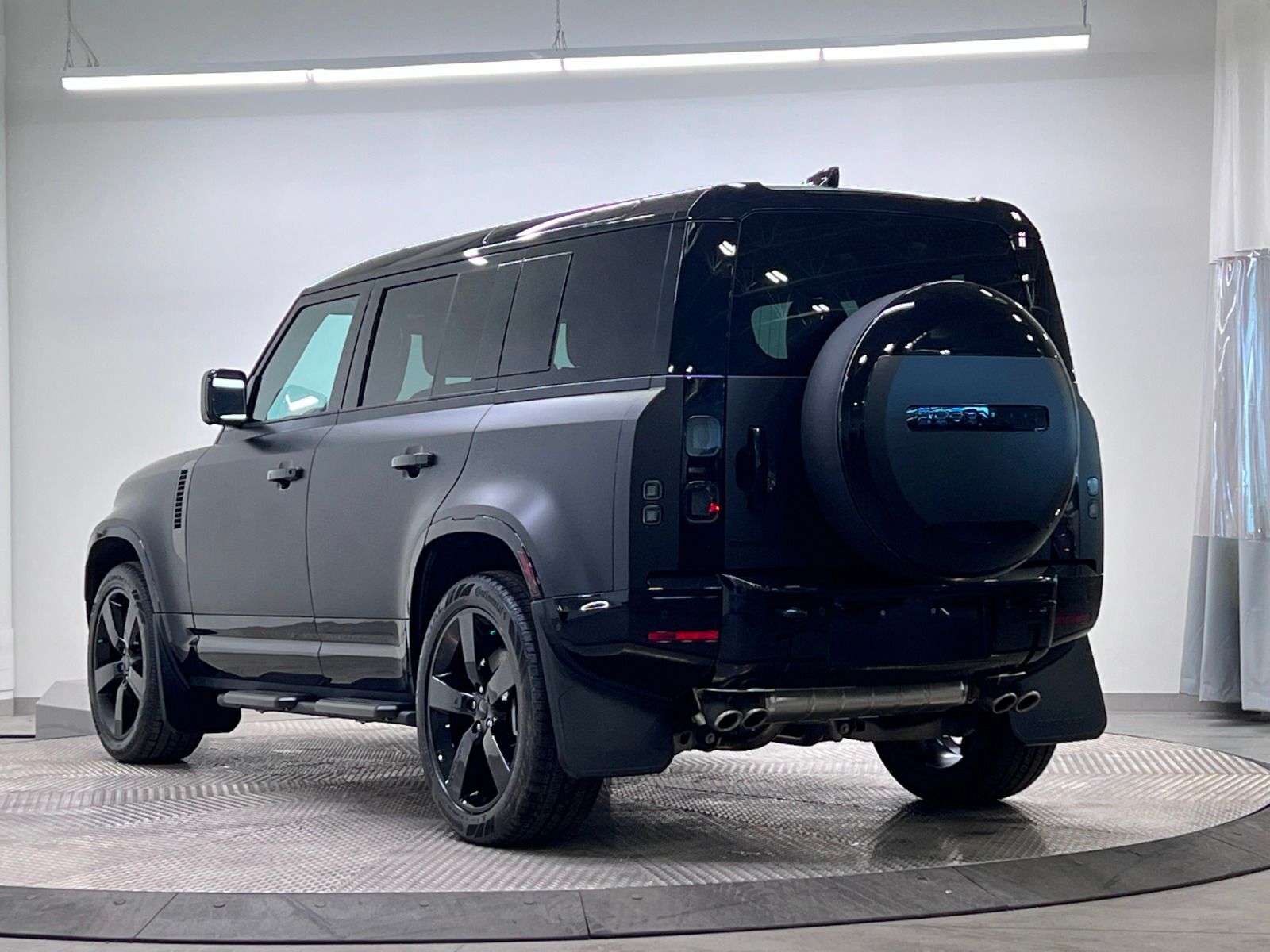 2026 Land Rover Defender 110 P500 V8 X-DYNAMIC SE | FULL MATTE WRAP alt 3