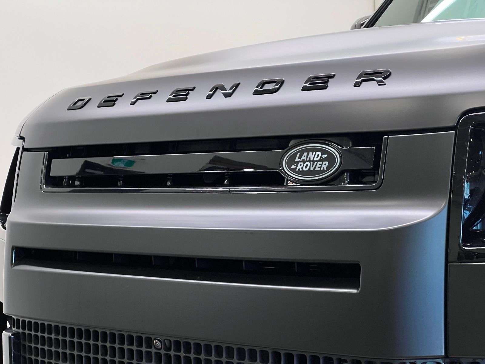 2026 Land Rover Defender 110 P500 V8 X-DYNAMIC SE | FULL MATTE WRAP thumb 11