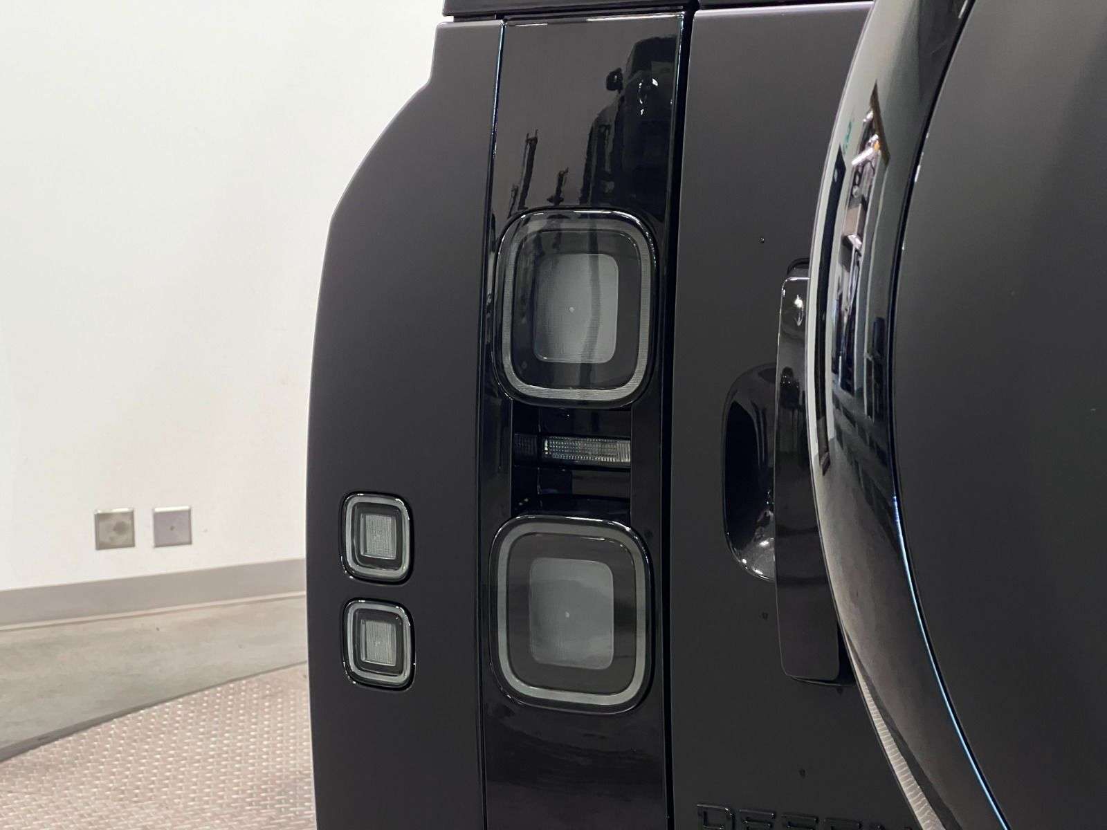 2026 Land Rover Defender 110 P500 V8 X-DYNAMIC SE | FULL MATTE WRAP thumb 14