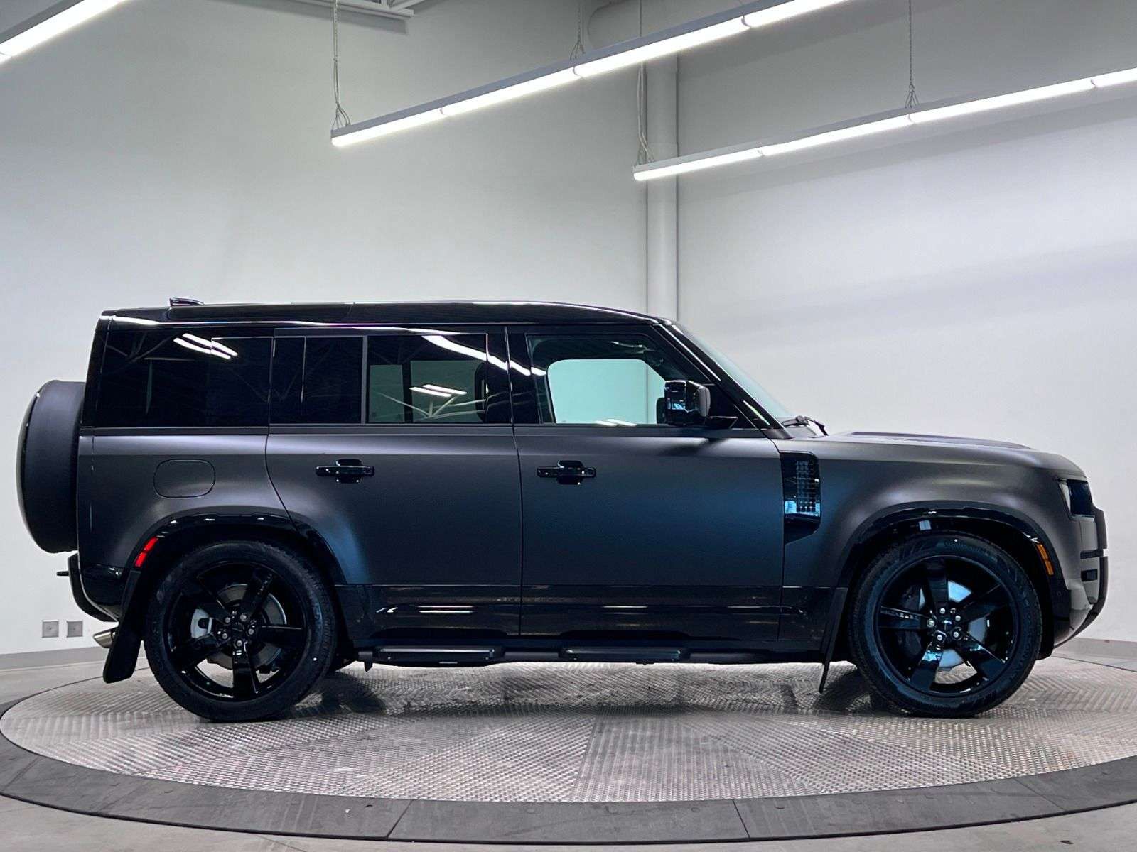 2026 Land Rover Defender 110 P500 V8 X-DYNAMIC SE | FULL MATTE WRAP thumb 7