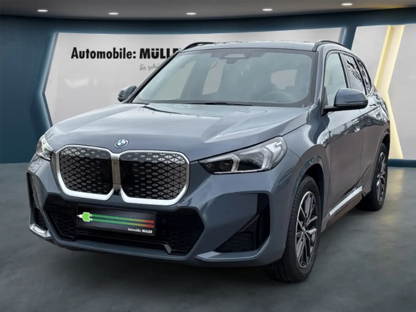 BMW iX1 20 eDrive M Sport, Pano Dach, AHK, Harman Kardon Grau - 1