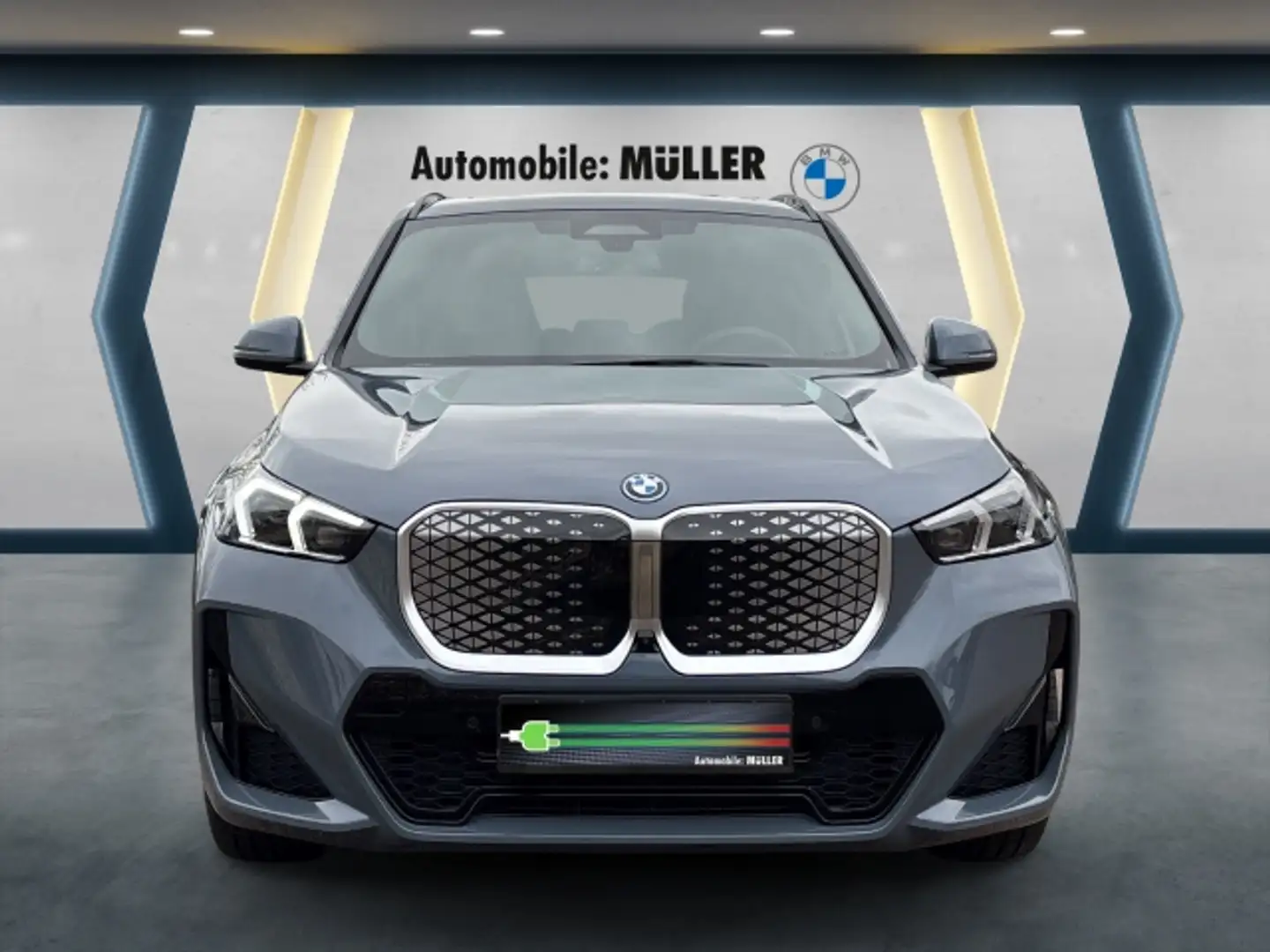 BMW iX1 20 eDrive M Sport, Pano Dach, AHK, Harman Kardon Grau - 2