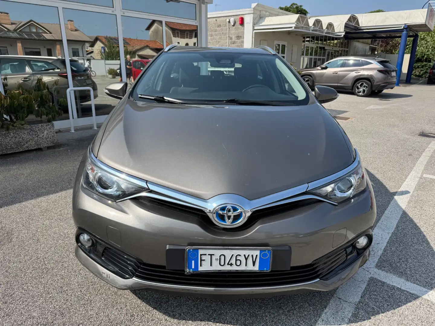 Toyota Auris Touring Sports 1.8 Hybrid Business Gris - 2