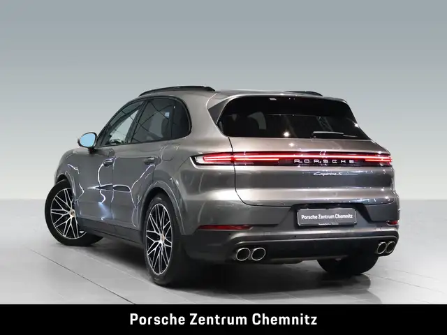 Porsche Cayenne view 3