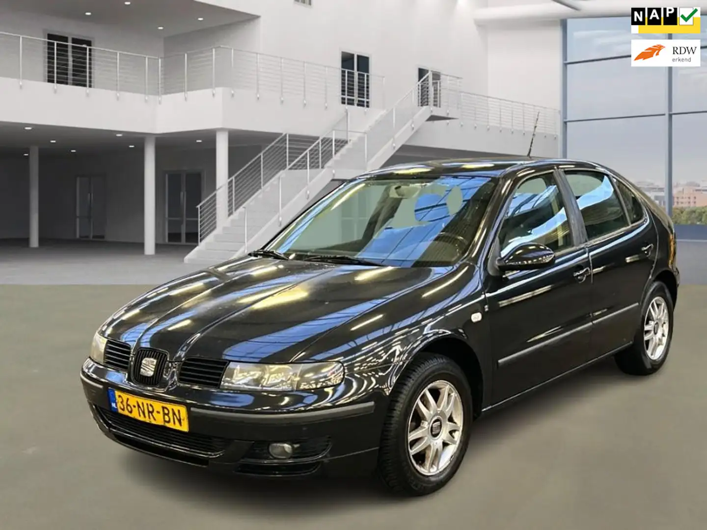 SEAT Leon 1.6-16V Stella Černá - 1