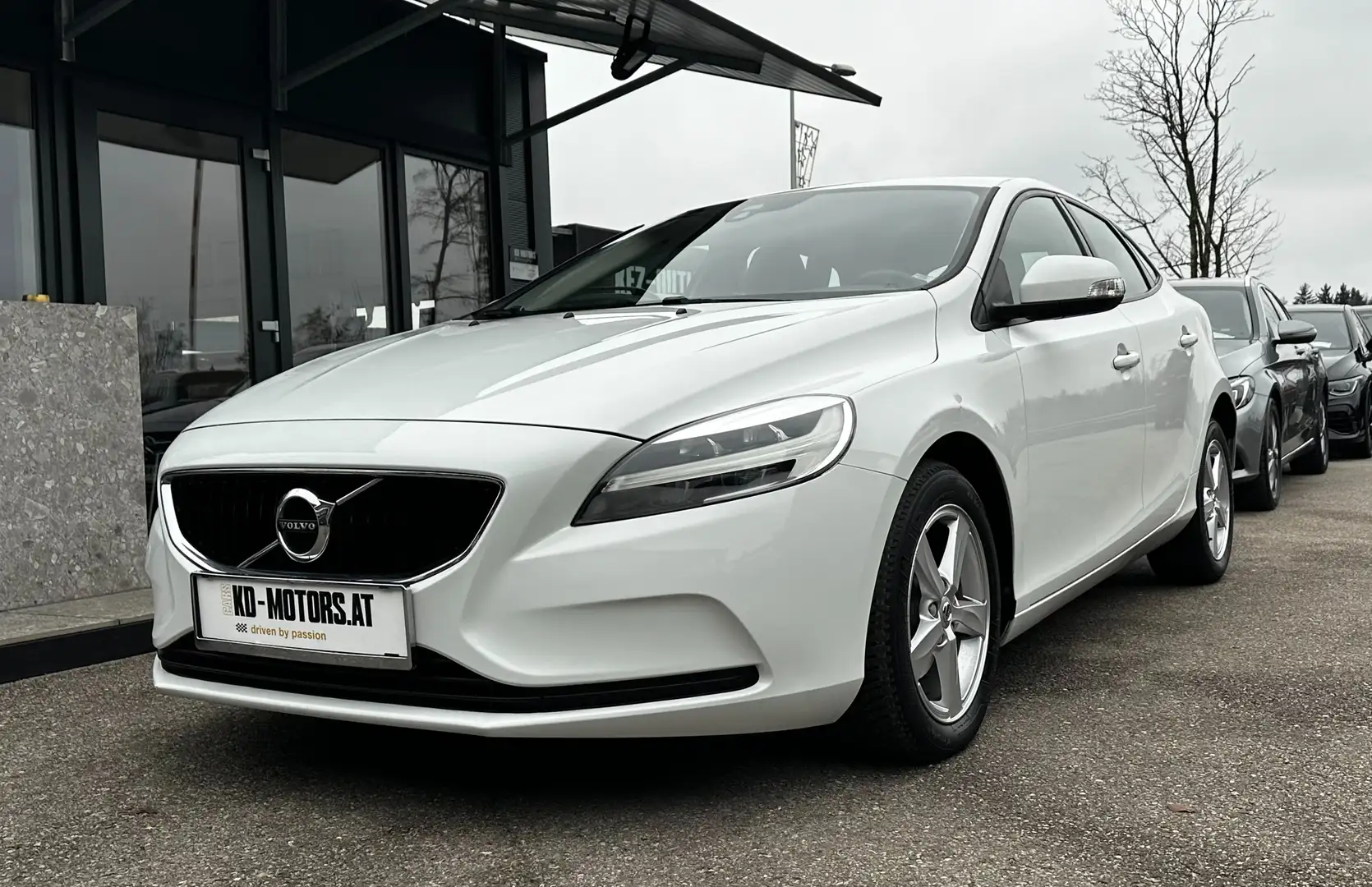 Volvo V40 D2 Kinetic *LED*Navi*SHZ*PDC* Weiß - 1