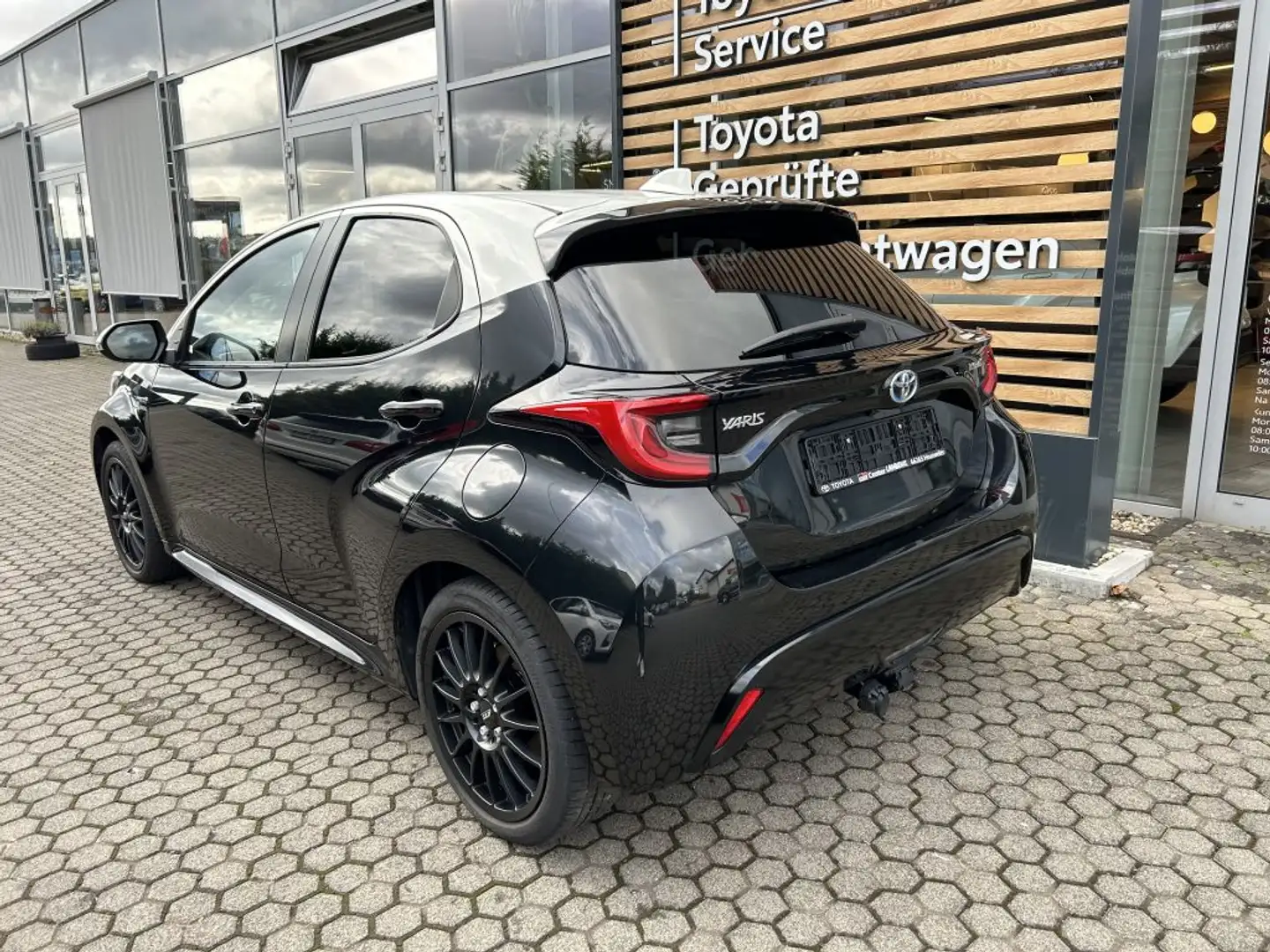 Toyota Yaris Hybrid 1.5 VVT-i Style Selection Schwarz - 2