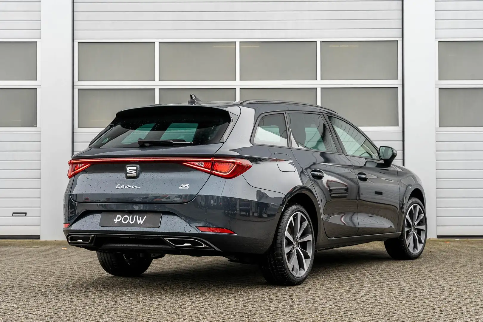 SEAT Leon e-Hybrid Sportstourer 1.5 TSI 204pk FR PHEV First Edition | Gri - 2