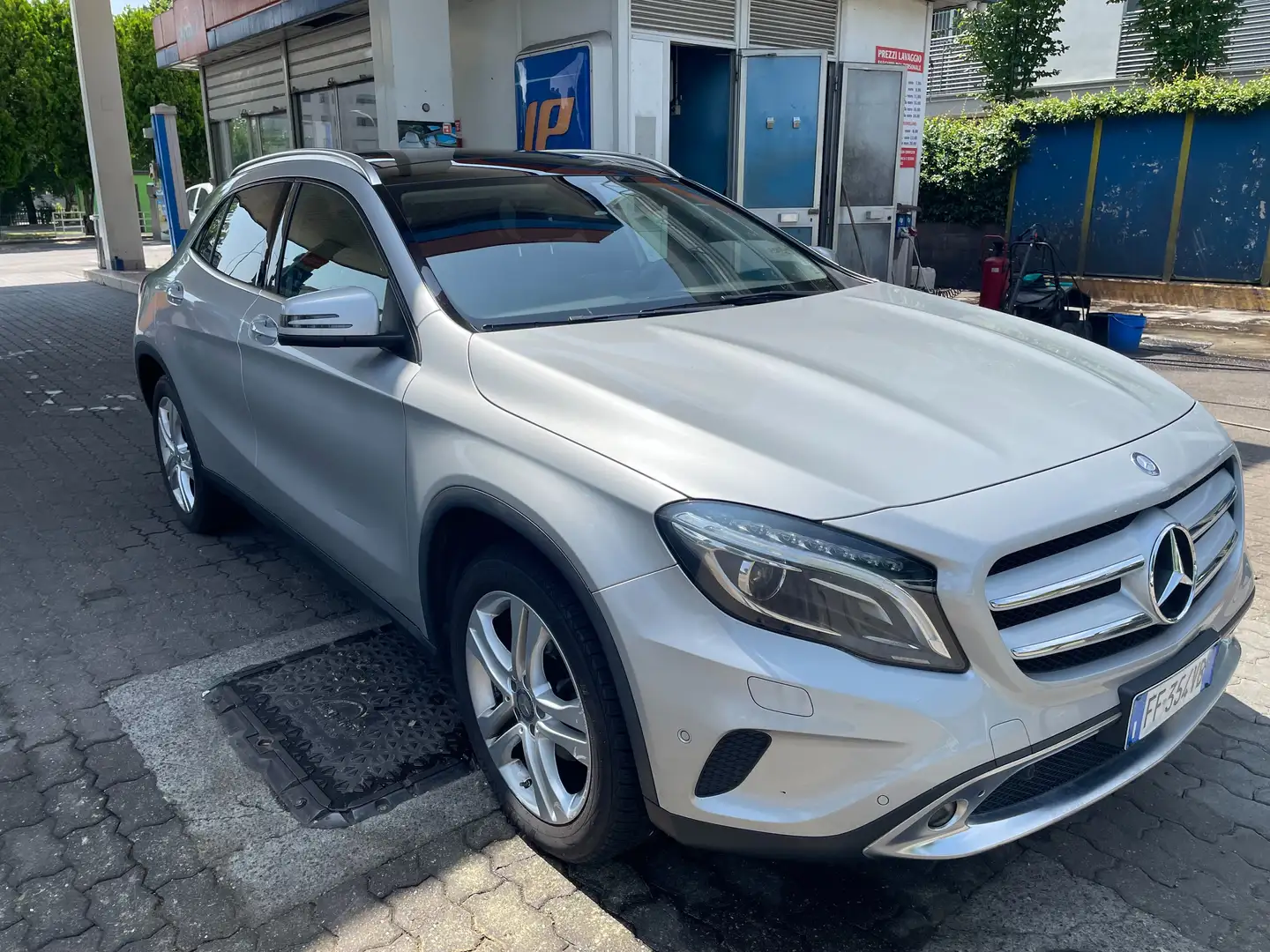 Mercedes-Benz GLA 200 d Enduro Premium 135 cv tetto panoramico Argento - 2