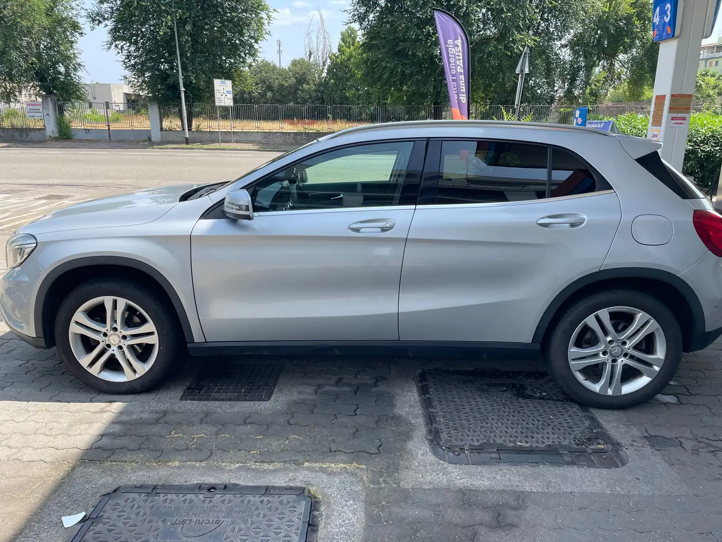Mercedes-Benz GLA 200 d Enduro Premium 135 cv tetto panoramico Argento - 1