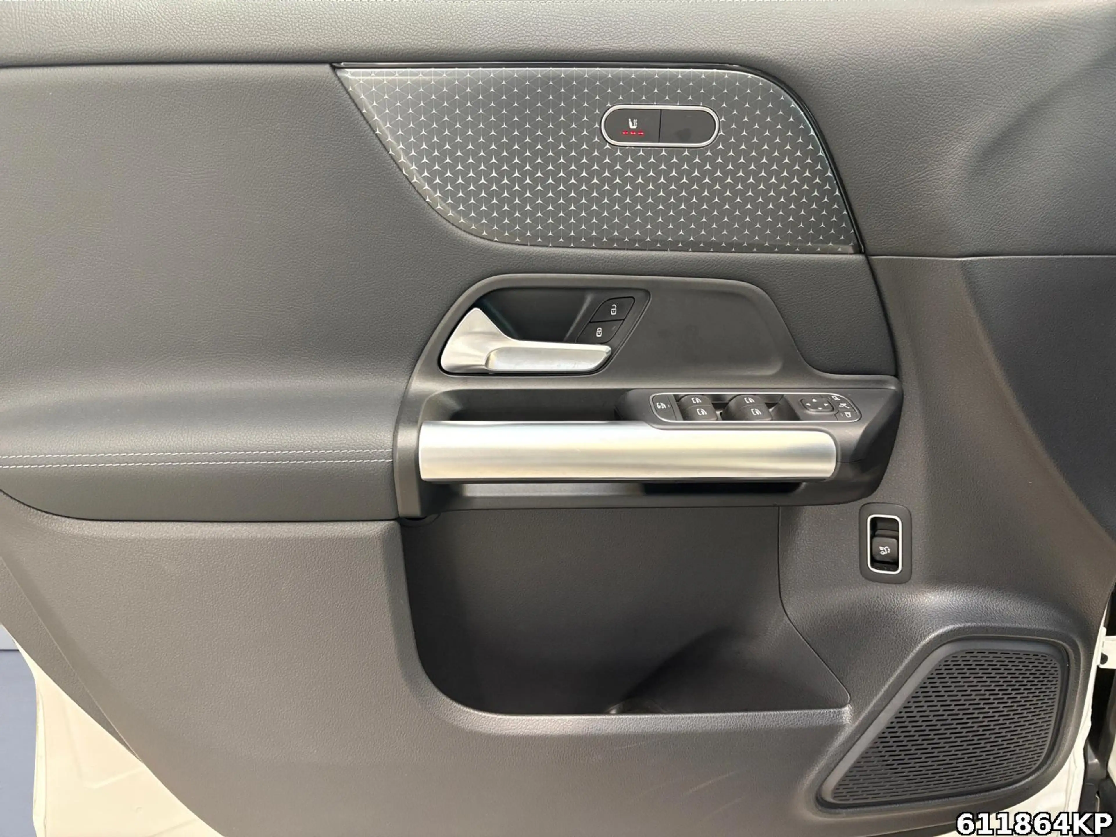 Mercedes-Benz GLA 200 Progressive — photo 14