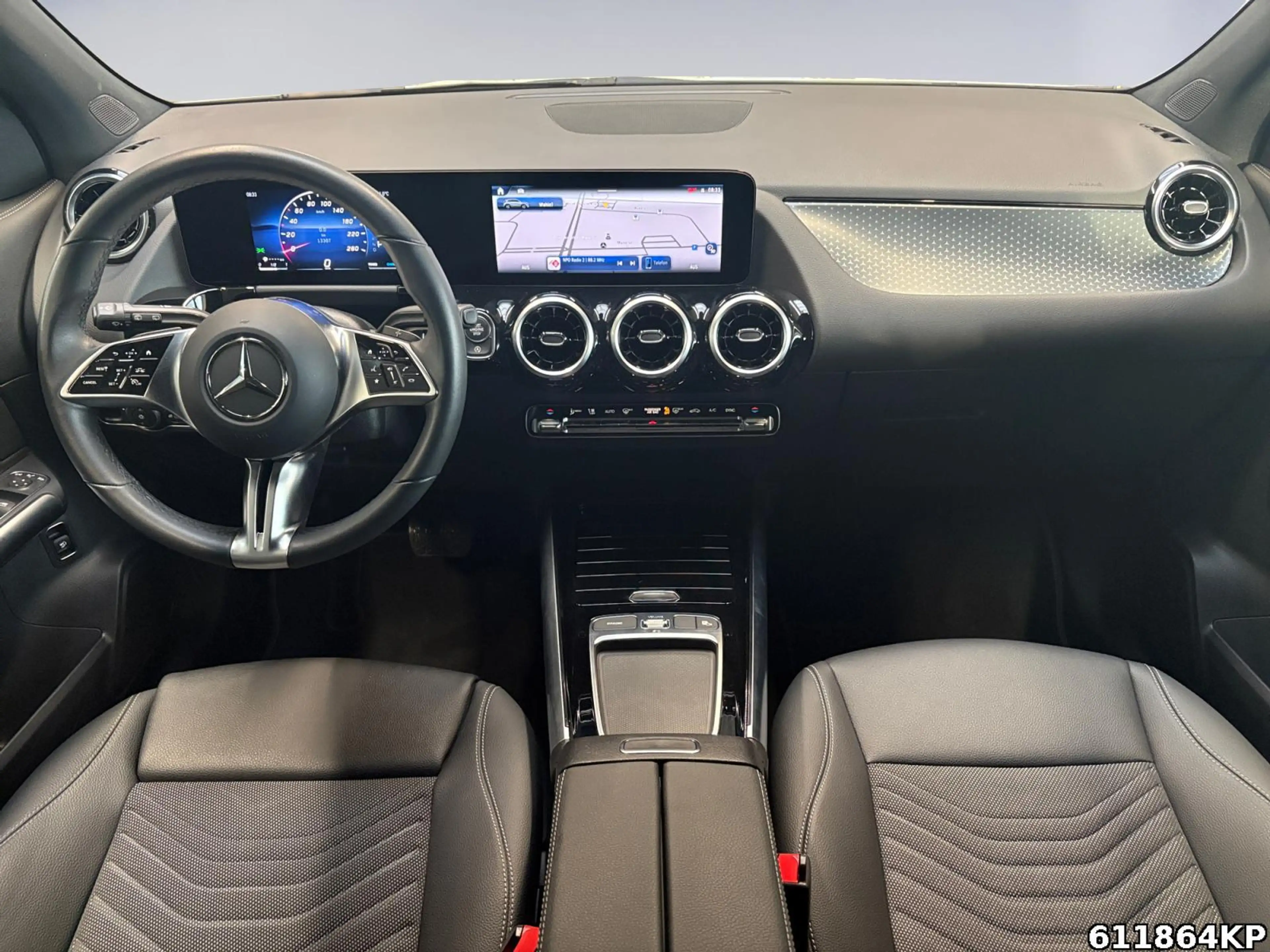 Mercedes-Benz GLA 200 Progressive — photo 8