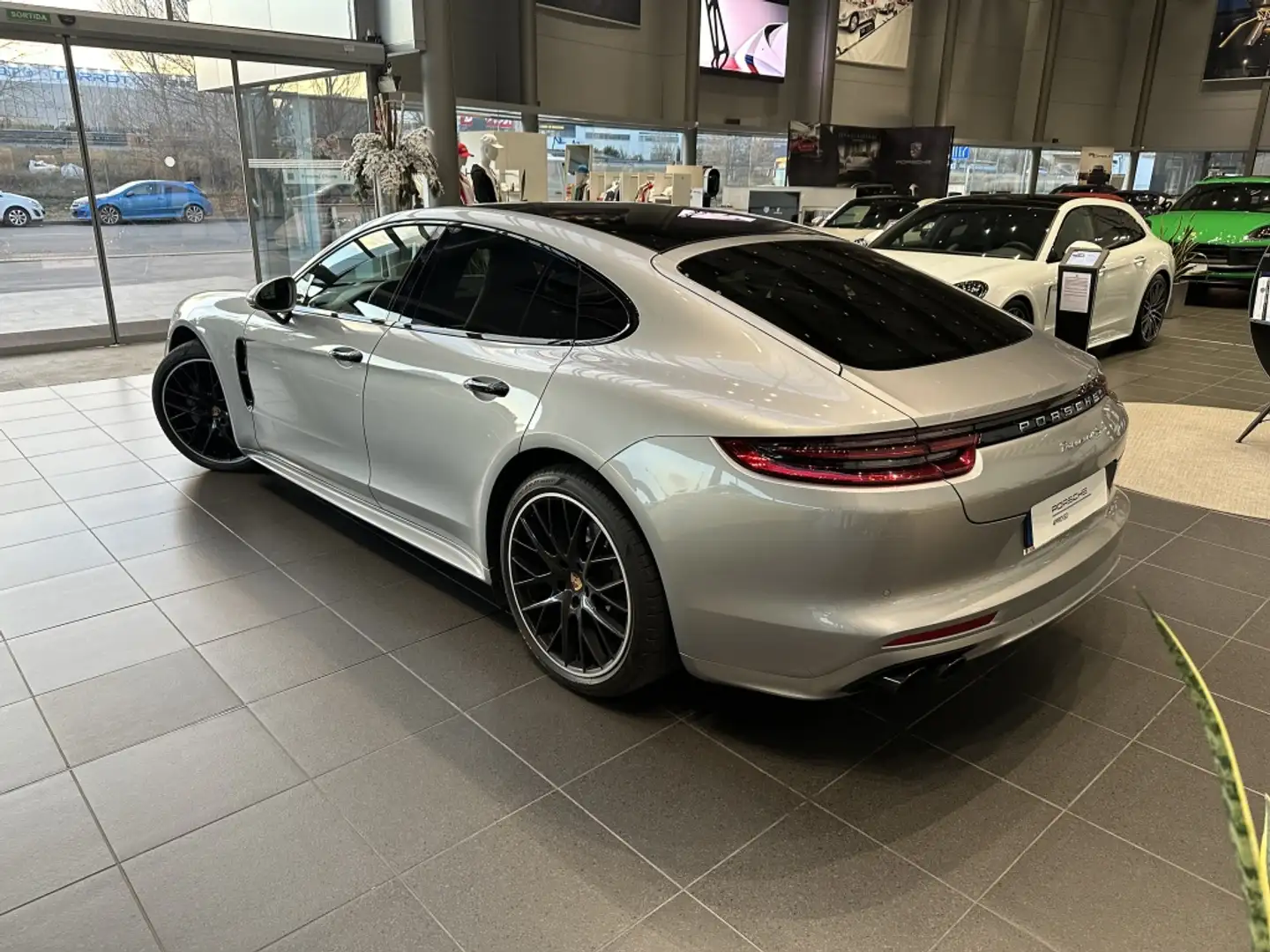Porsche Panamera 4S Aut. Plateado - 2