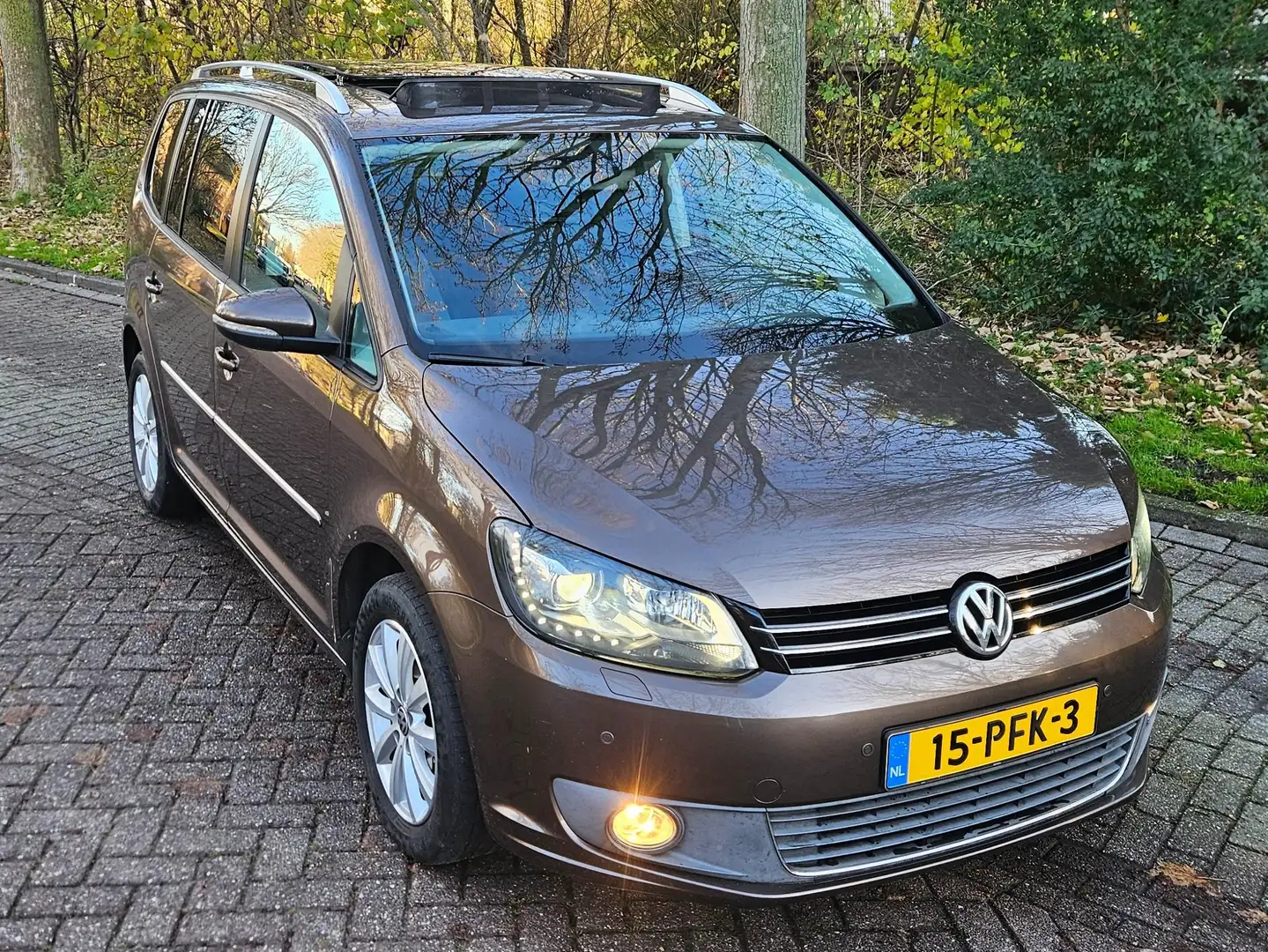 Volkswagen Touran 1.4 TSI Highline DSG. panorama dak. xenon. Bruin - 2