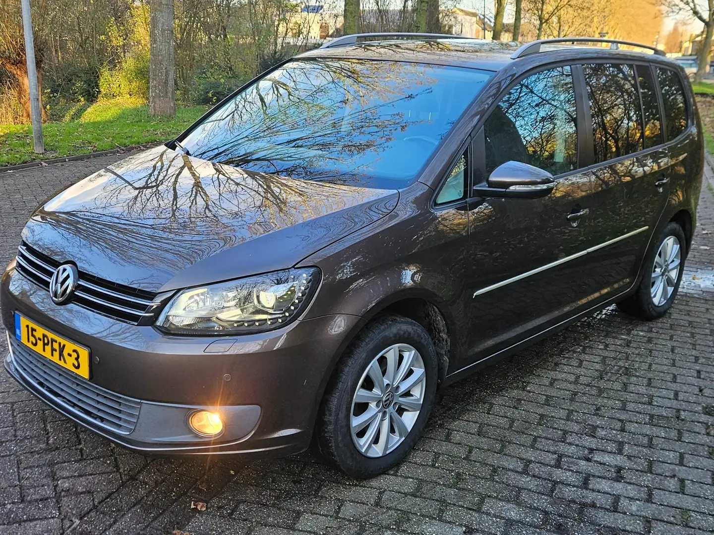 Volkswagen Touran 1.4 TSI Highline DSG. panorama dak. xenon. Bruin - 1