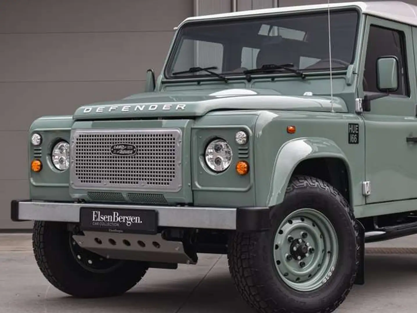 Land Rover Defender 110 / 2.4 TD4 / "HERITAGE INSPIRED" Grün - 2