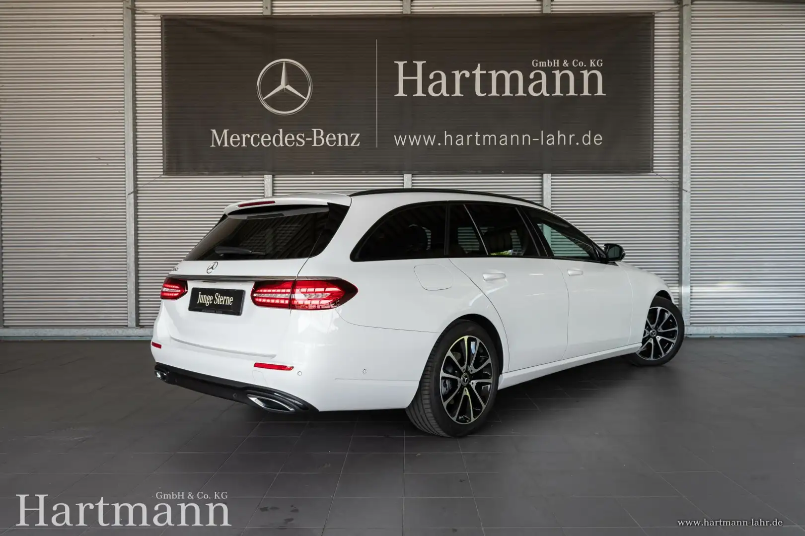 Mercedes-Benz E 220 E 220 d T Avangarde Night Panorama AHK 360° Spur Weiß - 2