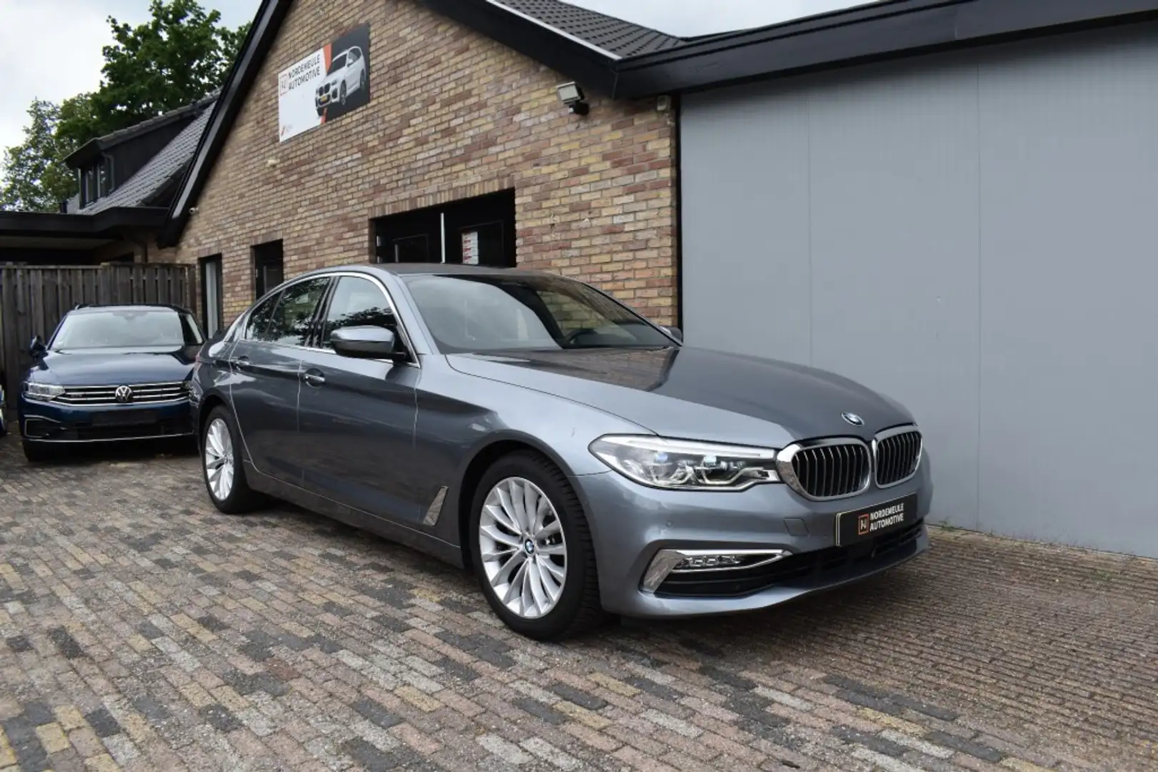 BMW 520 520D HIGH Executive M sport, Xenon, Leder, Navi Grijs - 2