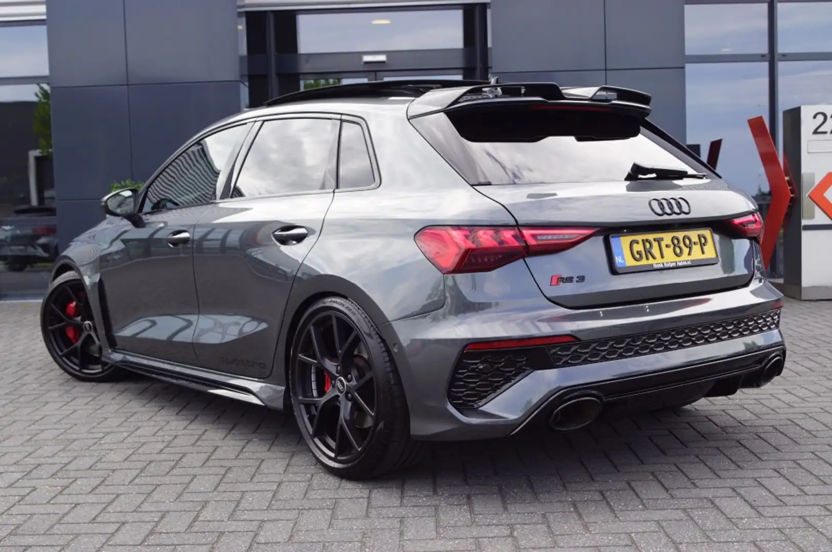 Audi RS3 Sportback 2.5 TFSI 400pk Quattro Pano B&O RS-Desig Grijs - 2