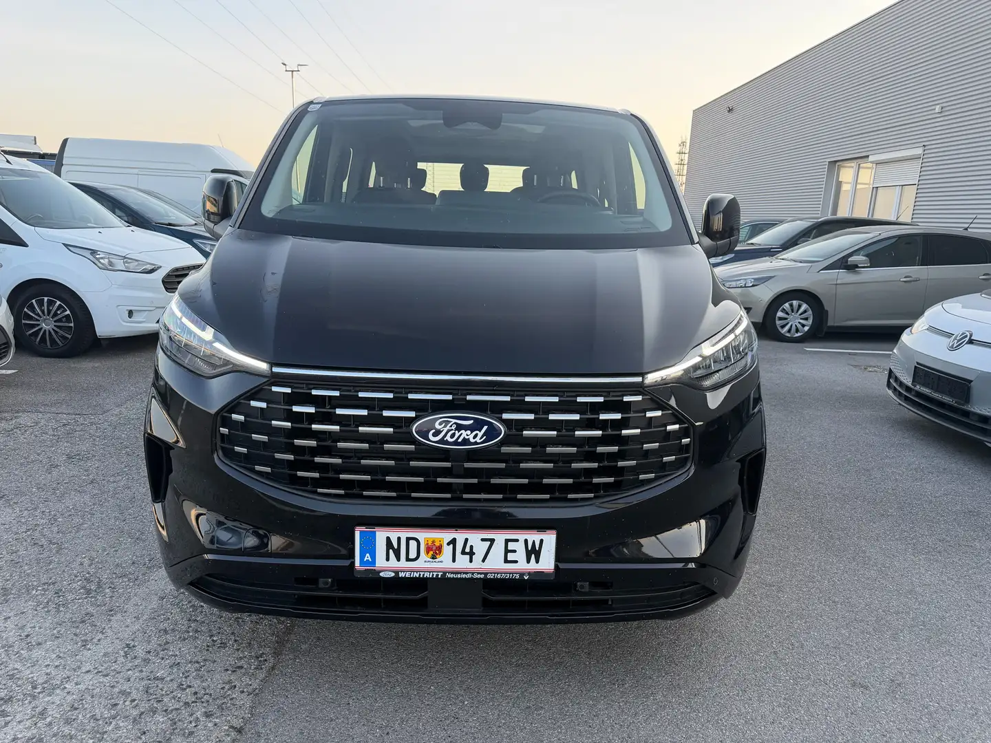 Ford Tourneo Custom 2,0 EcoBlue 320 L1 Titanium Schwarz - 2