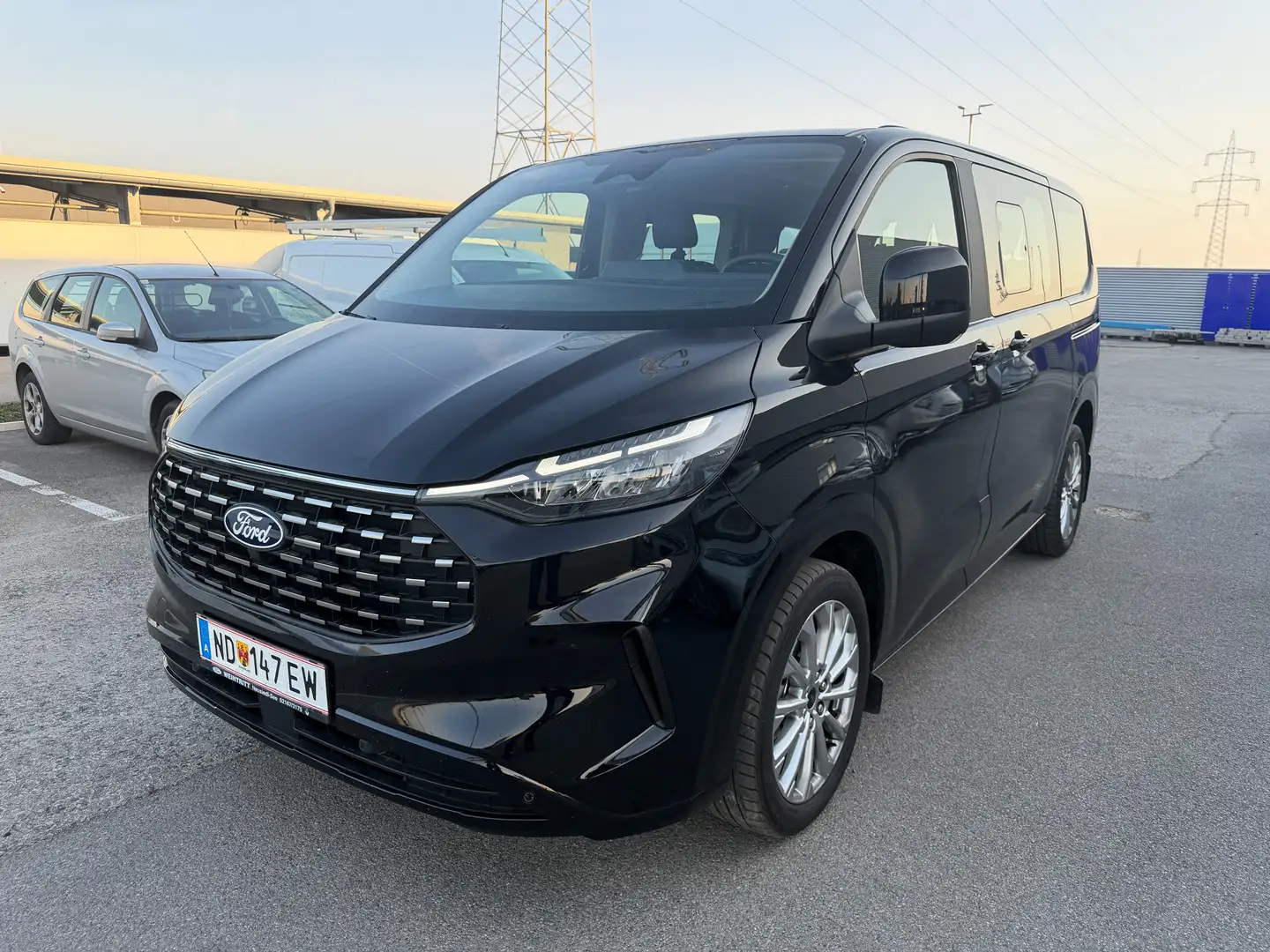 Ford Tourneo Custom 2,0 EcoBlue 320 L1 Titanium Schwarz - 1