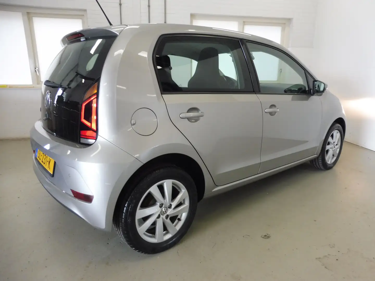 Volkswagen up! 1.0 BMT move up! Navi  | Cruise |  Camera | PDC | Grijs - 2