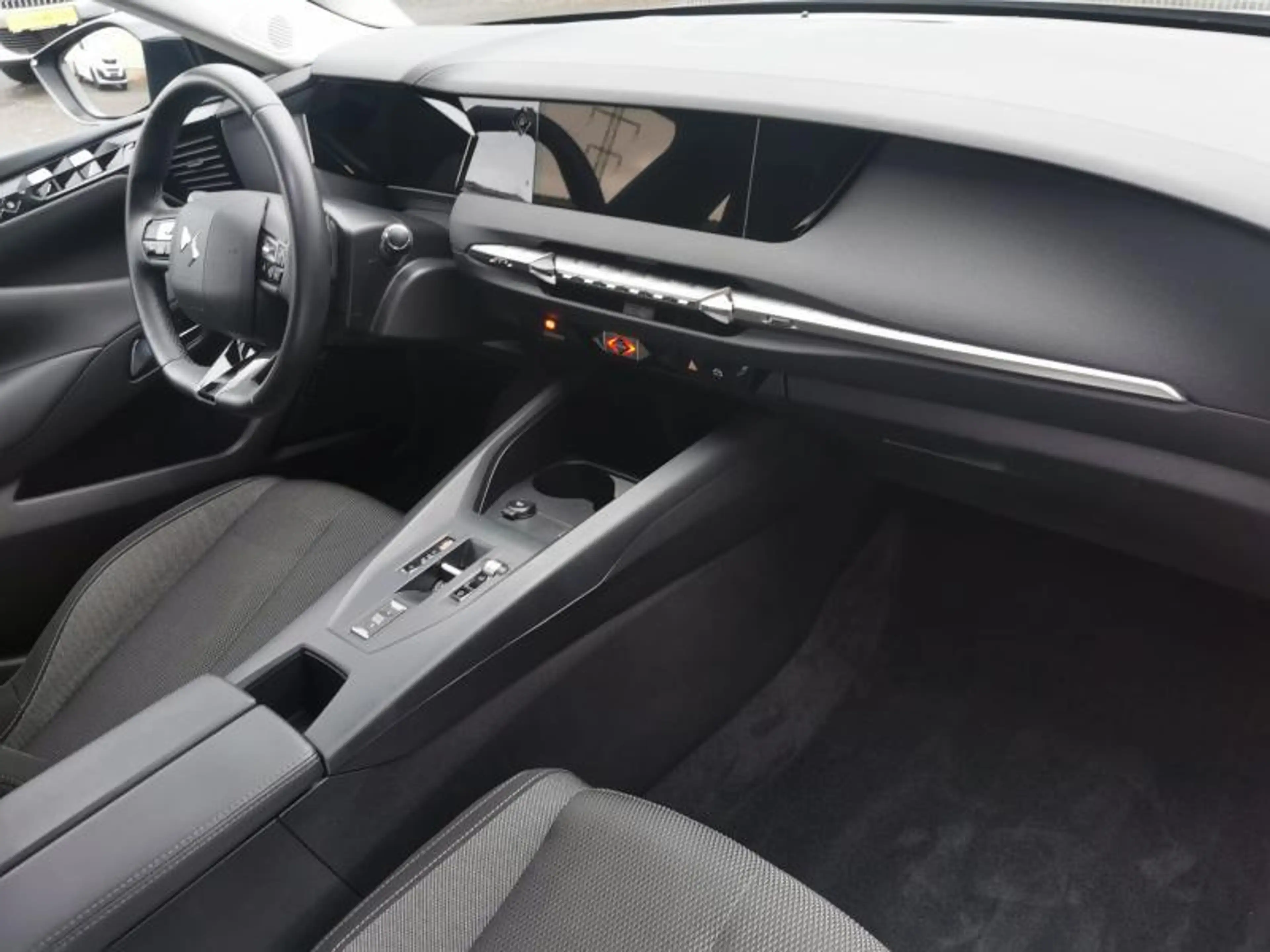 DS Automobiles DS 4 Bastille + / EAT8 / 130ch — photo 2