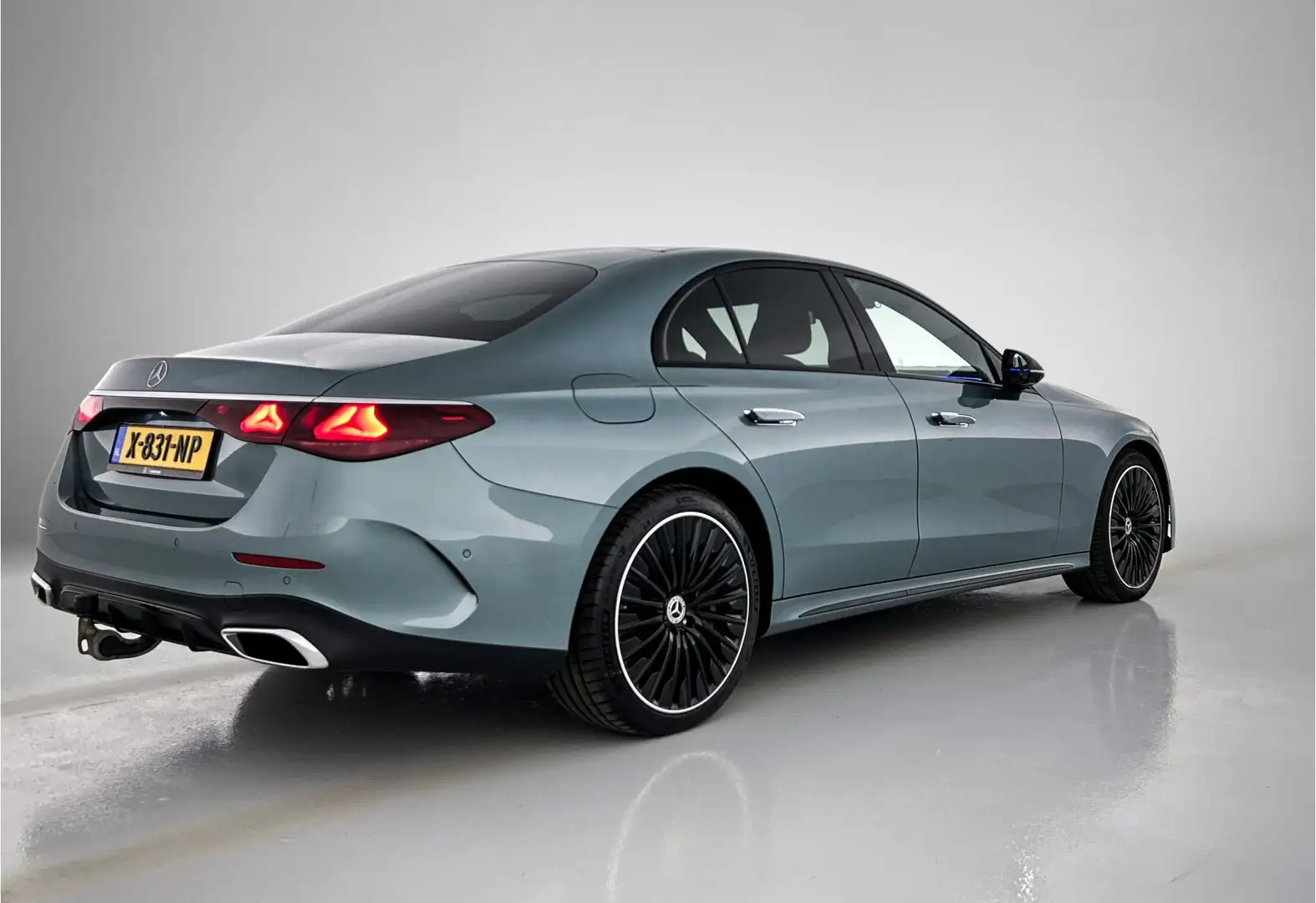 Mercedes-Benz E 400 e 4MATIC AMG Line | Hyperscreen | Navigatie | Mult Zelená - 2