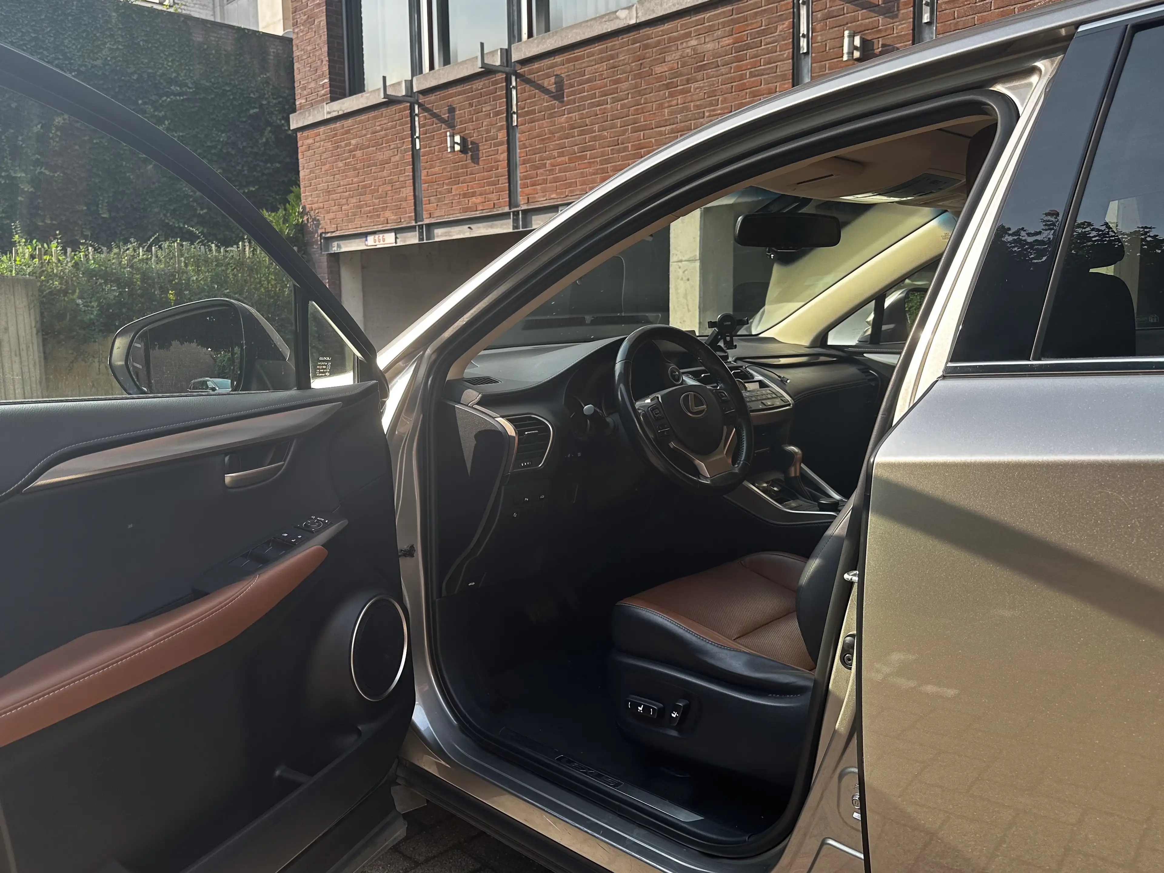 Lexus NX 300h 2.5i FWD Executive Line / PANO / GAR 12 MOIS! — photo 9