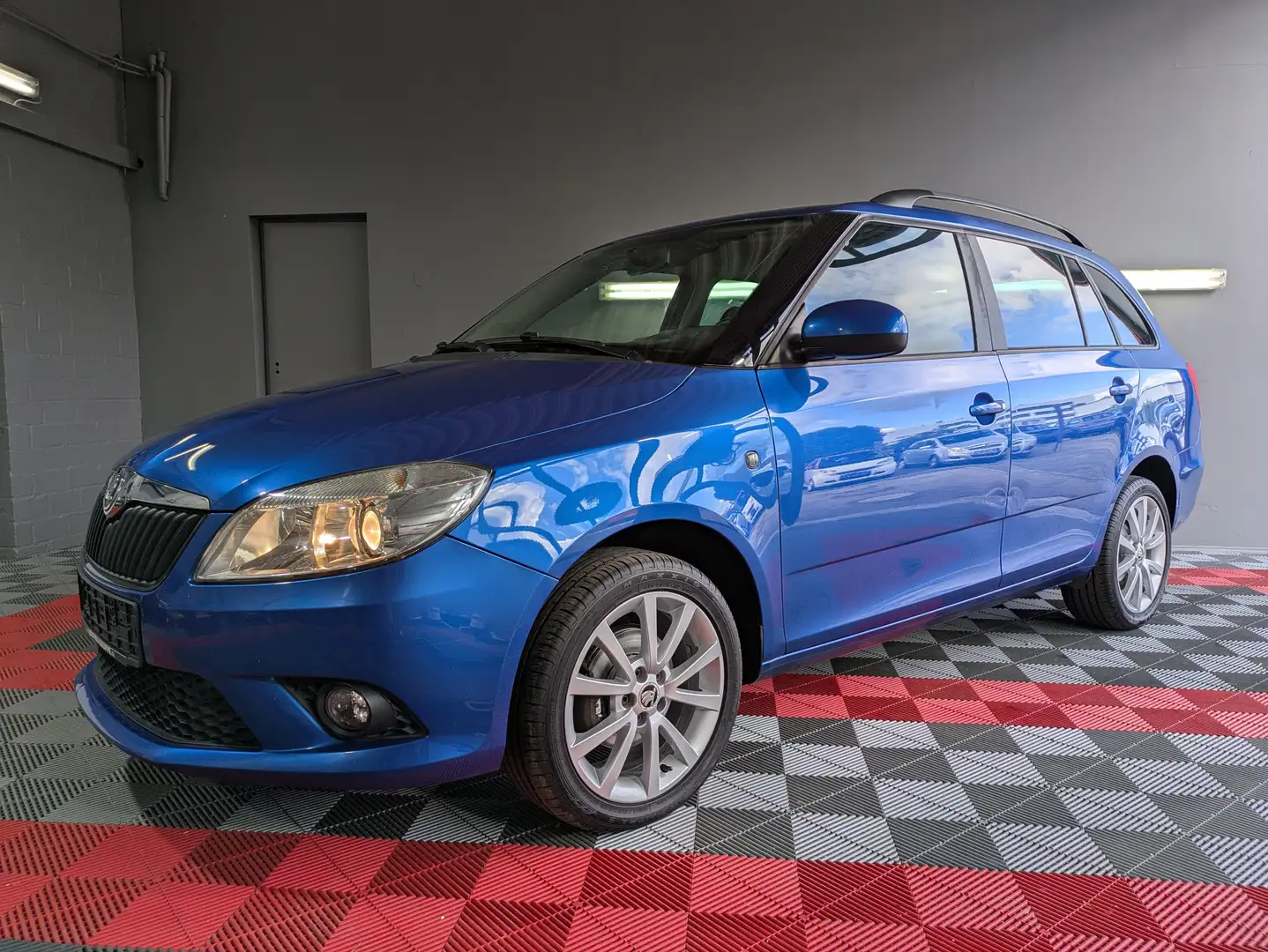 Skoda Fabia Ambition*Shz*SunSet*PDC*Klimaautomatik*AHK* Blau - 2