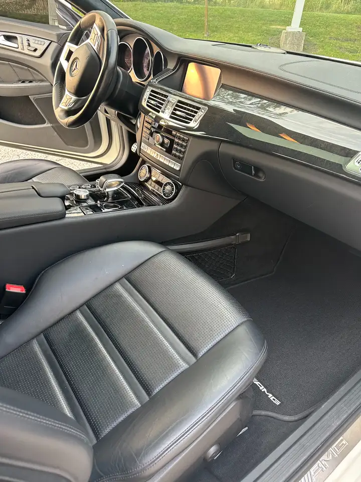 Mercedes-Benz CLS снимка Mercedes-Benz CLS