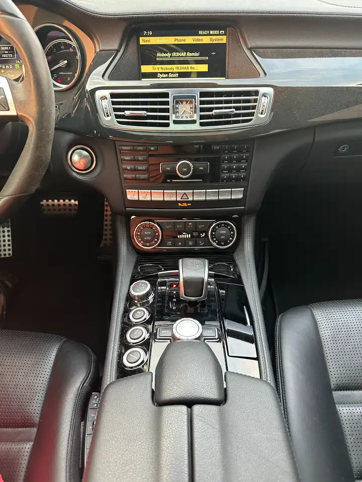 Mercedes-Benz CLS снимка Mercedes-Benz CLS