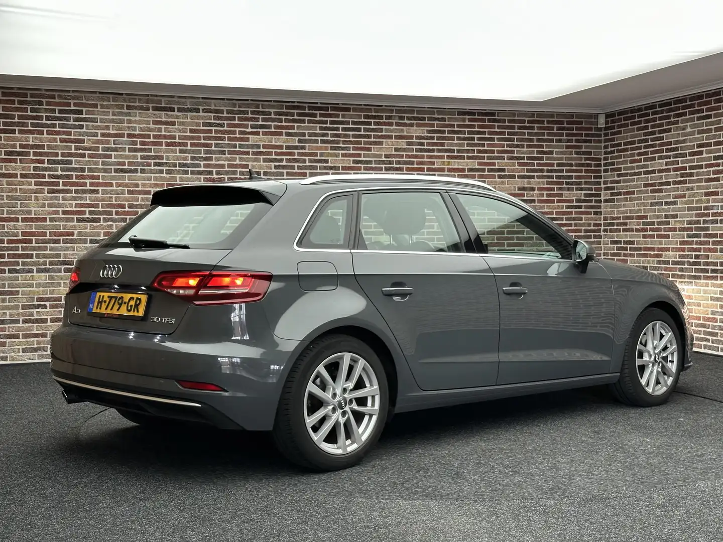 Audi A3 Sportback 30 TFSI Advance Sport | LED| Navi| Gris - 2