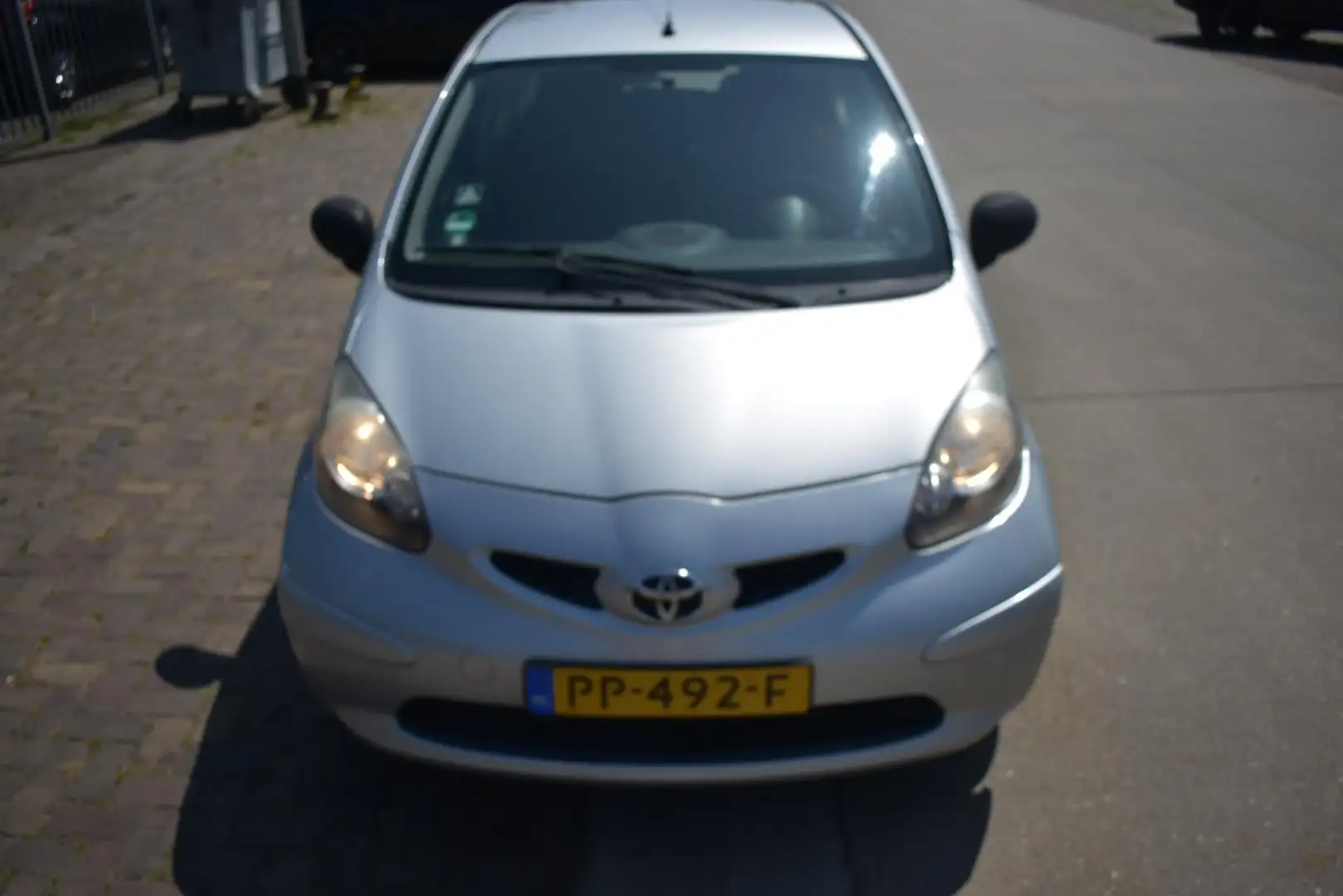 Toyota Aygo 1.0-12V Grijs - 2