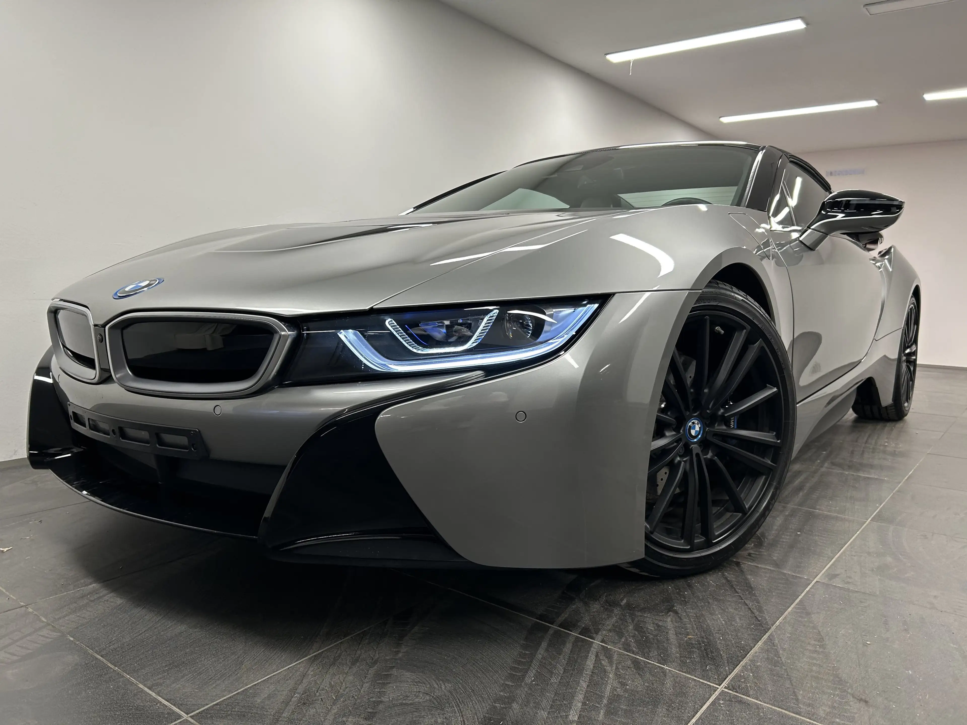 BMW i8 Roadster First Edition 1 of 200 Harman/Kardon Head — photo 8