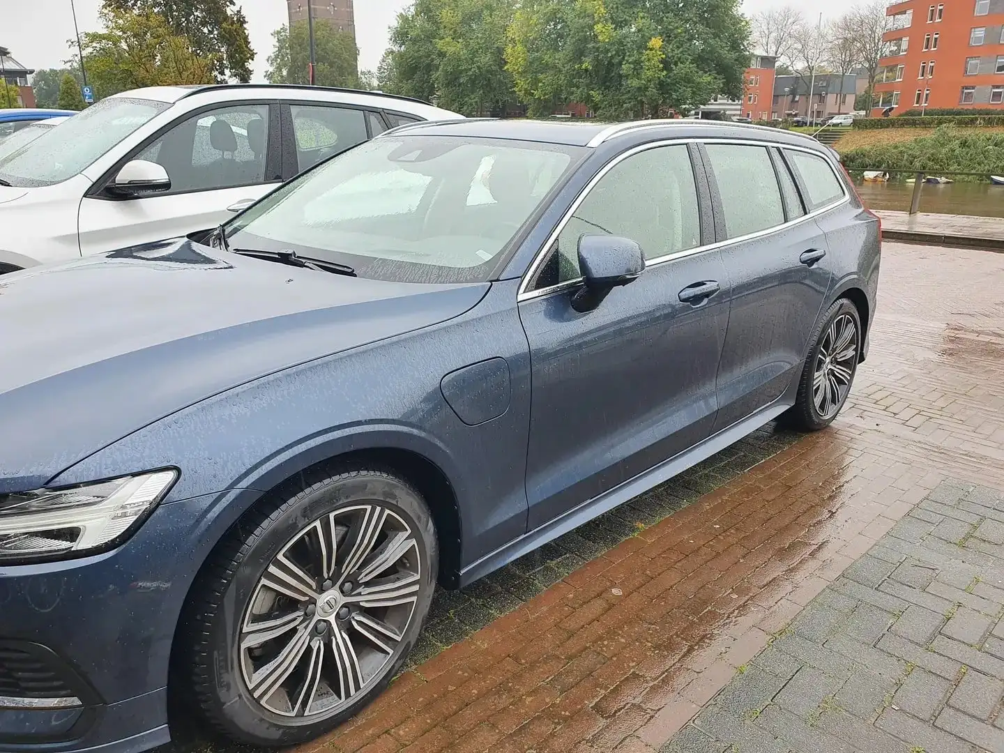 Volvo V60 2.0 T8 TWIN ENGINE AWD Blauw - 1