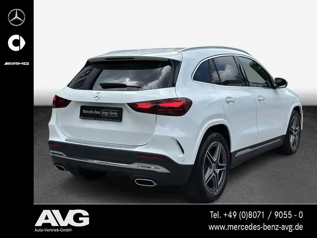 Mercedes-Benz GLA view 3