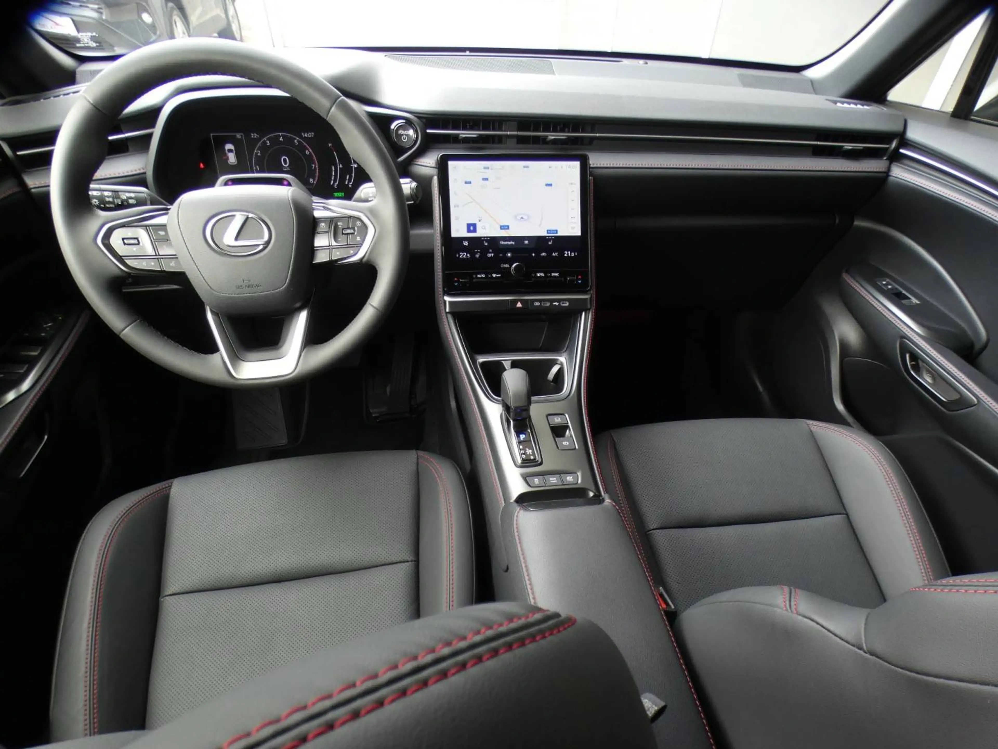 Lexus LBX Hybrid EMOTION +ZWART LEDER +Dodehoek +Zetelverwarming +Stuurwielverwarming +Parkeersensoren +Getinte ramen — photo 14