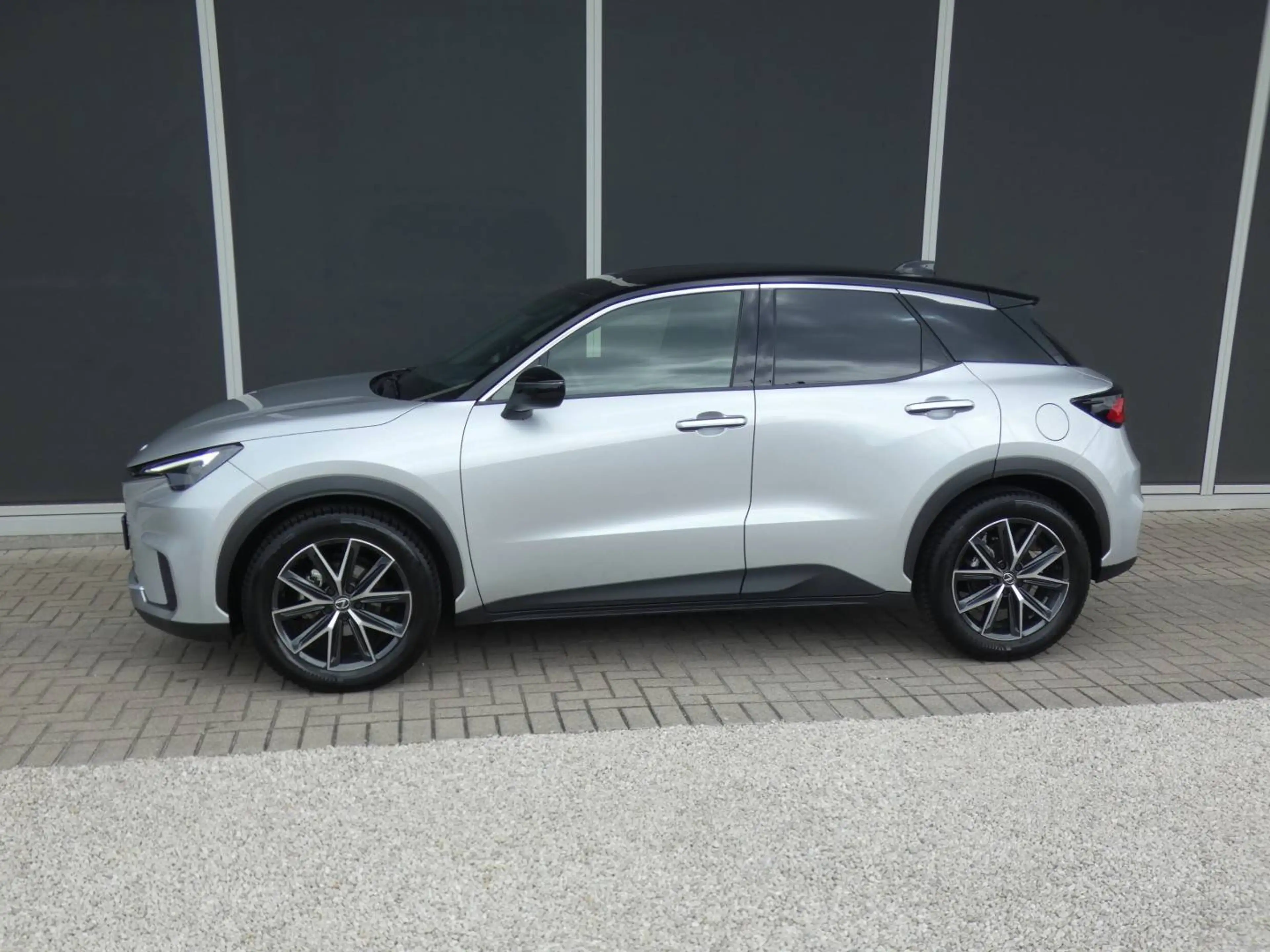 Lexus LBX Hybrid EMOTION +ZWART LEDER +Dodehoek +Zetelverwarming +Stuurwielverwarming +Parkeersensoren +Getinte ramen — photo 5