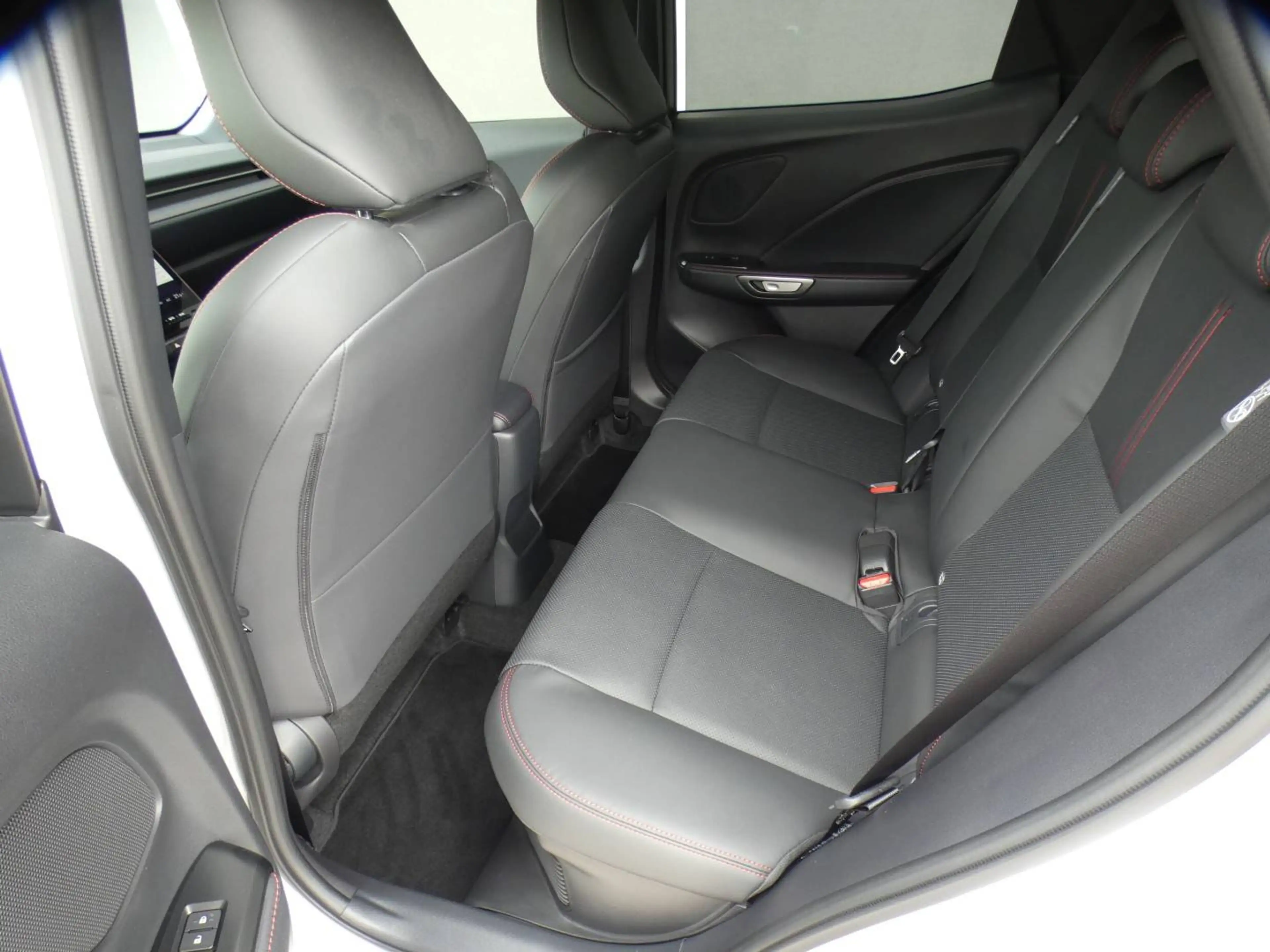 Lexus LBX Hybrid EMOTION +ZWART LEDER +Dodehoek +Zetelverwarming +Stuurwielverwarming +Parkeersensoren +Getinte ramen — photo 12