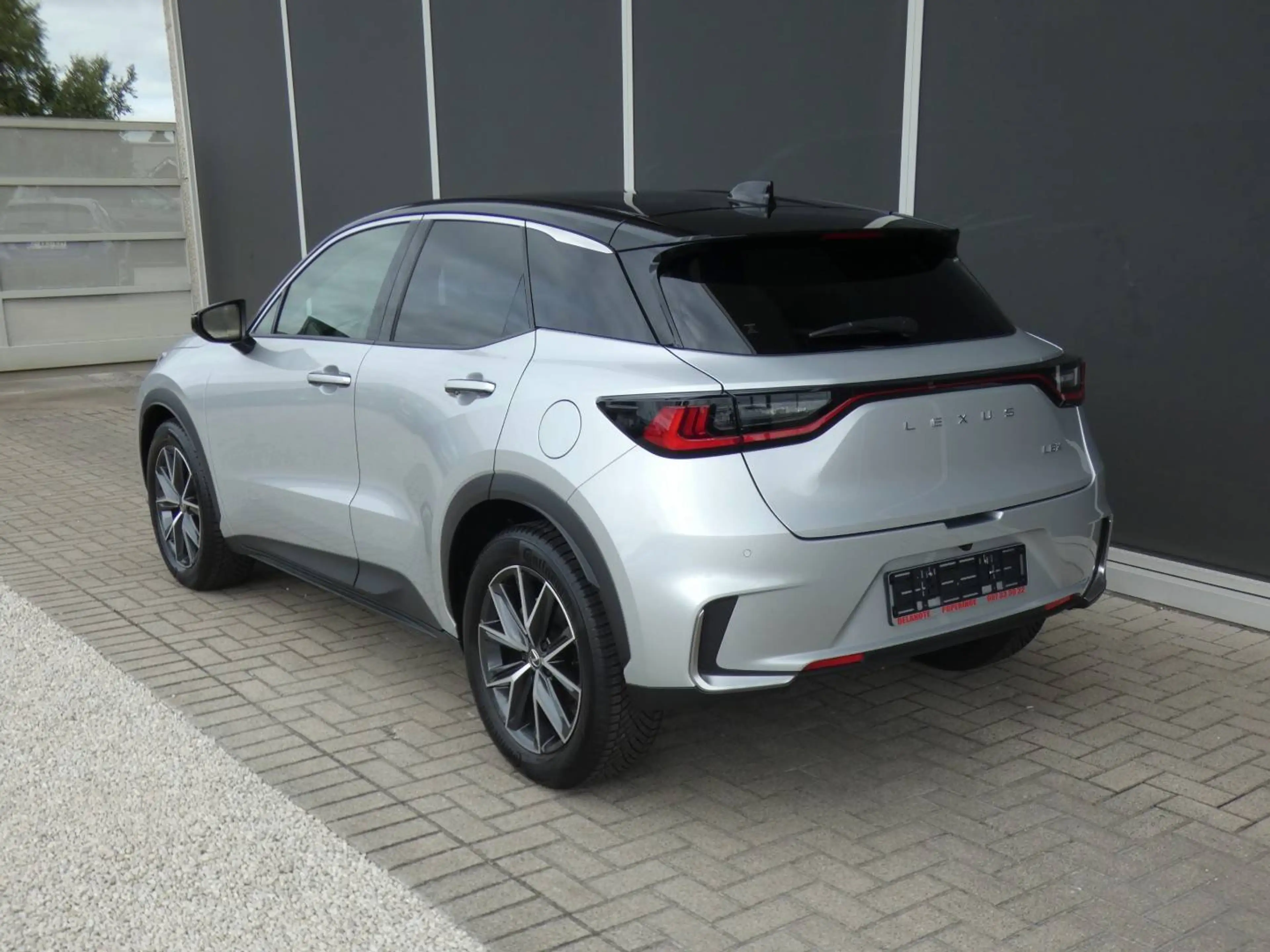 Lexus LBX Hybrid EMOTION +ZWART LEDER +Dodehoek +Zetelverwarming +Stuurwielverwarming +Parkeersensoren +Getinte ramen — photo 6