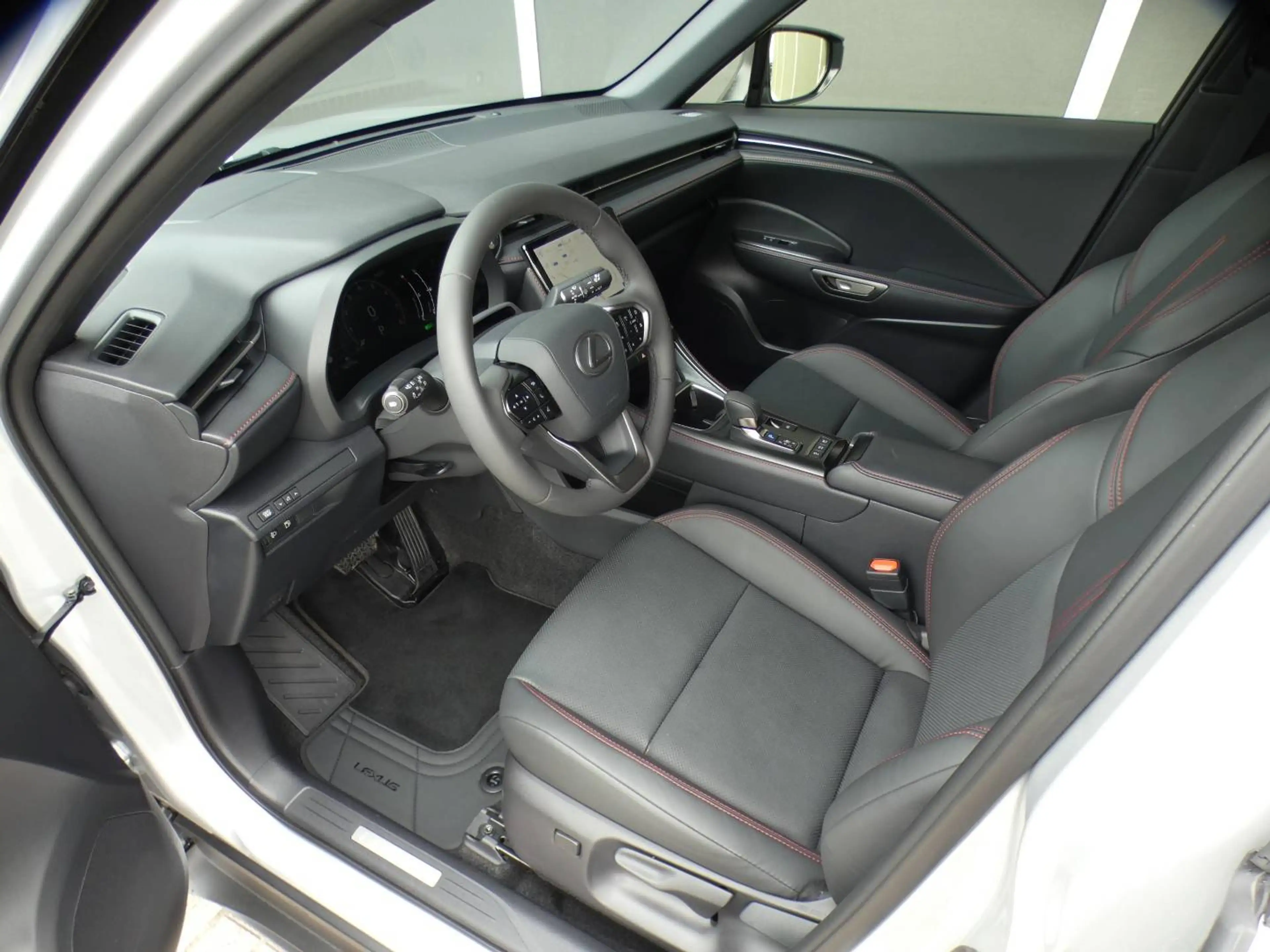 Lexus LBX Hybrid EMOTION +ZWART LEDER +Dodehoek +Zetelverwarming +Stuurwielverwarming +Parkeersensoren +Getinte ramen — photo 9