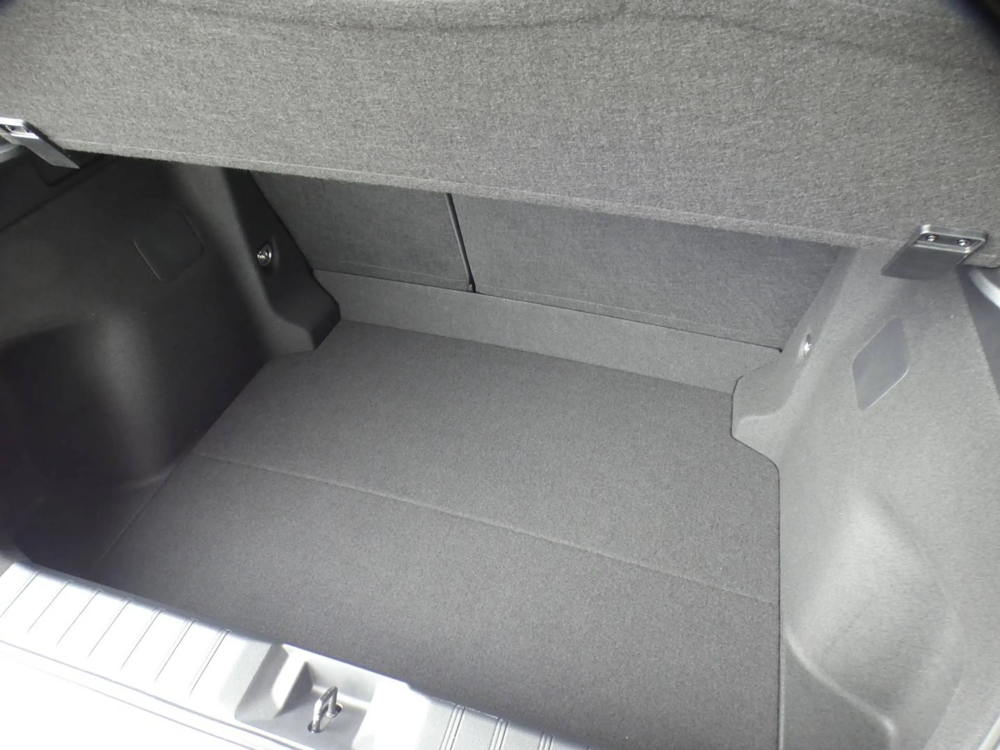 Lexus LBX Hybrid EMOTION +ZWART LEDER +Dodehoek +Zetelverwarming +Stuurwielverwarming +Parkeersensoren +Getinte ramen — photo 15