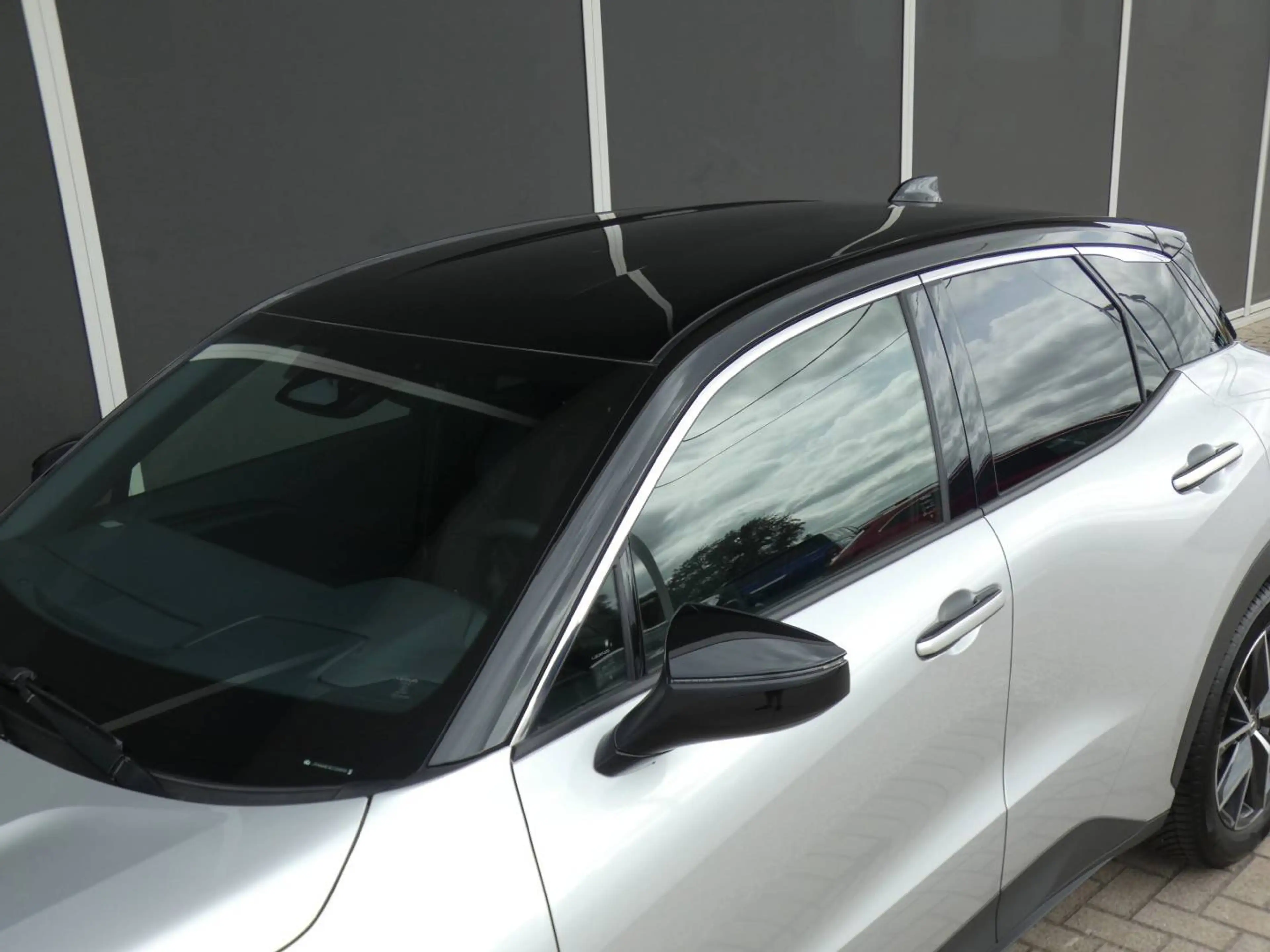 Lexus LBX Hybrid EMOTION +ZWART LEDER +Dodehoek +Zetelverwarming +Stuurwielverwarming +Parkeersensoren +Getinte ramen — photo 8