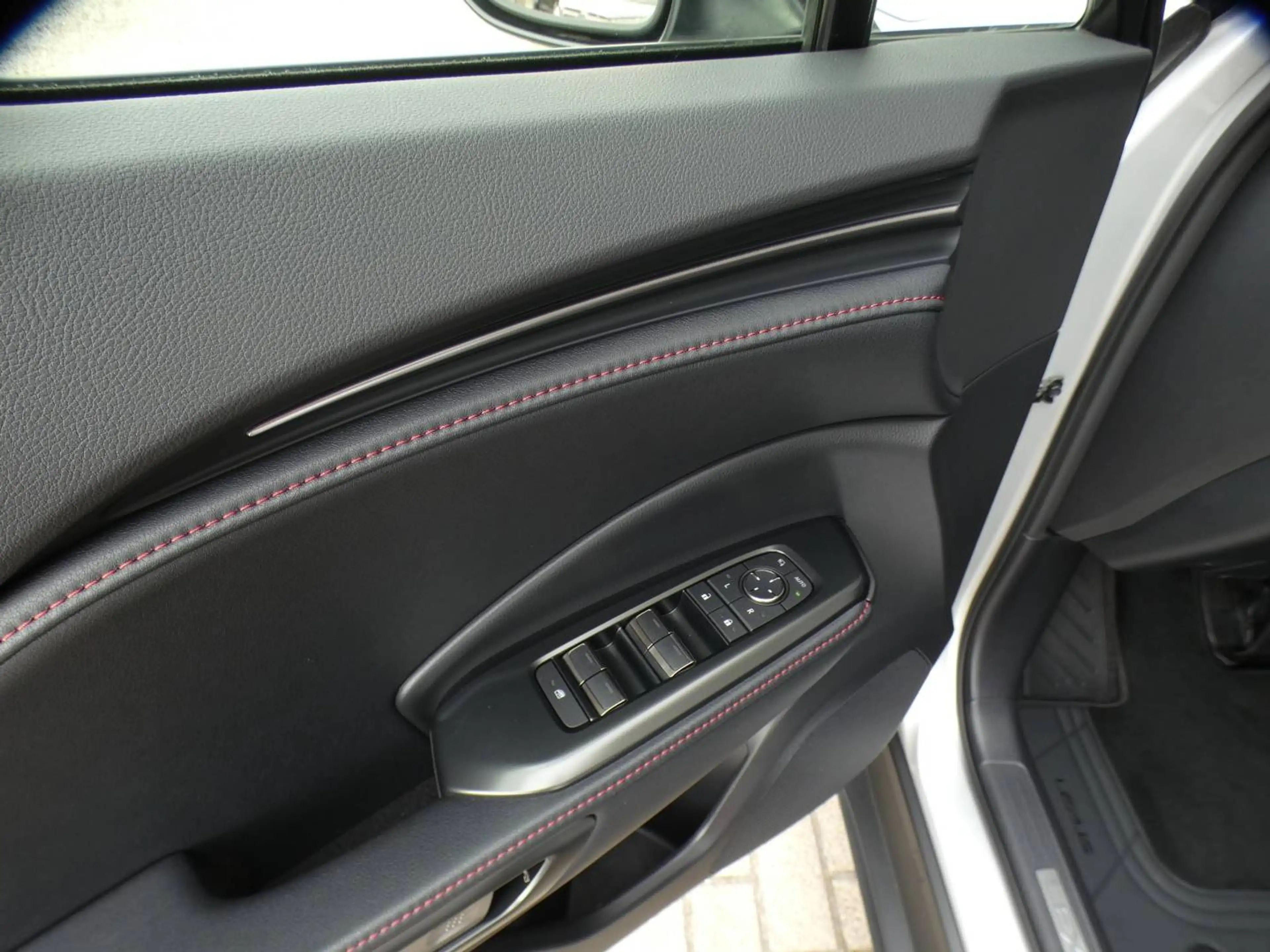 Lexus LBX Hybrid EMOTION +ZWART LEDER +Dodehoek +Zetelverwarming +Stuurwielverwarming +Parkeersensoren +Getinte ramen — photo 11