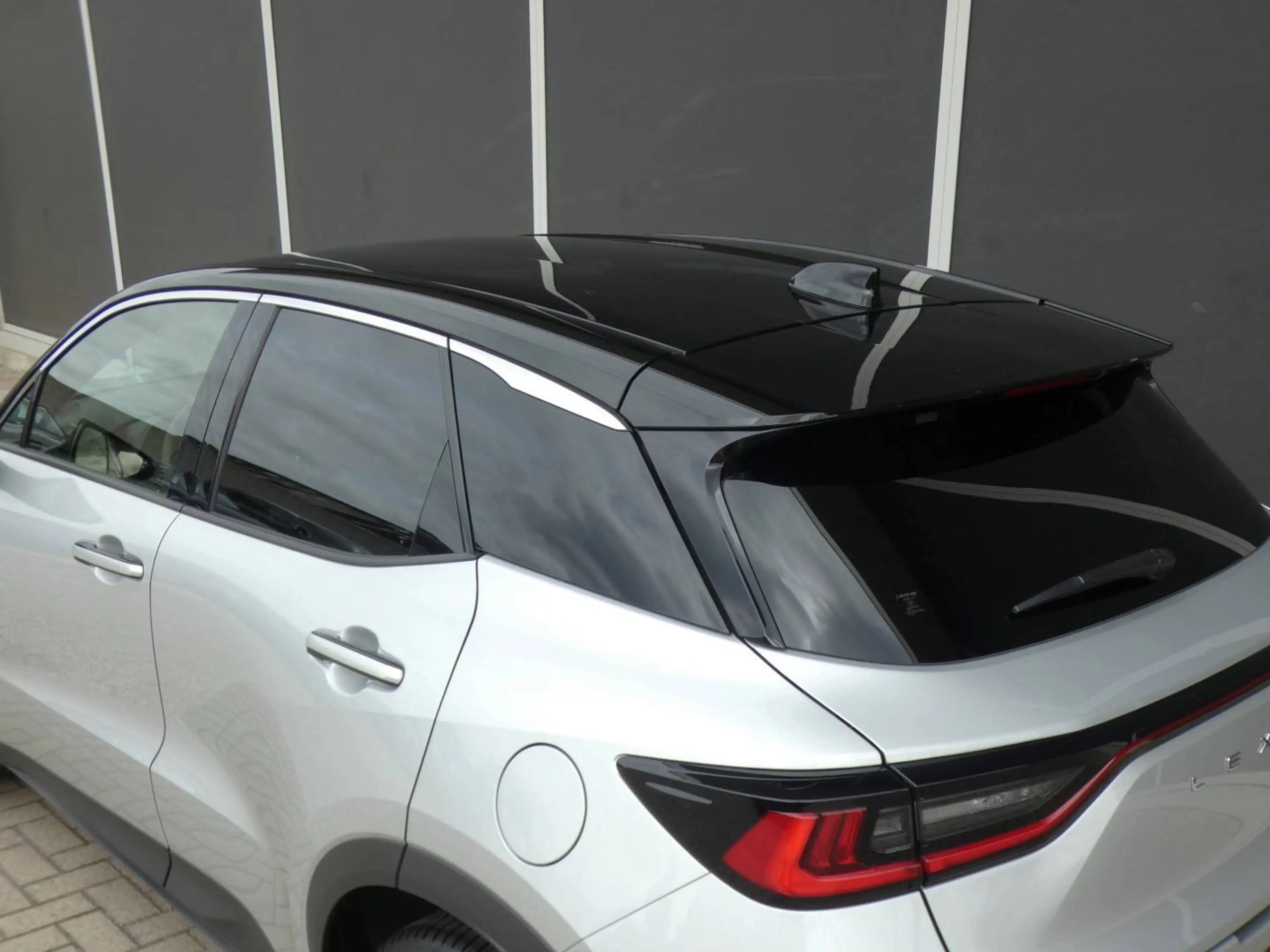 Lexus LBX Hybrid EMOTION +ZWART LEDER +Dodehoek +Zetelverwarming +Stuurwielverwarming +Parkeersensoren +Getinte ramen — photo 7