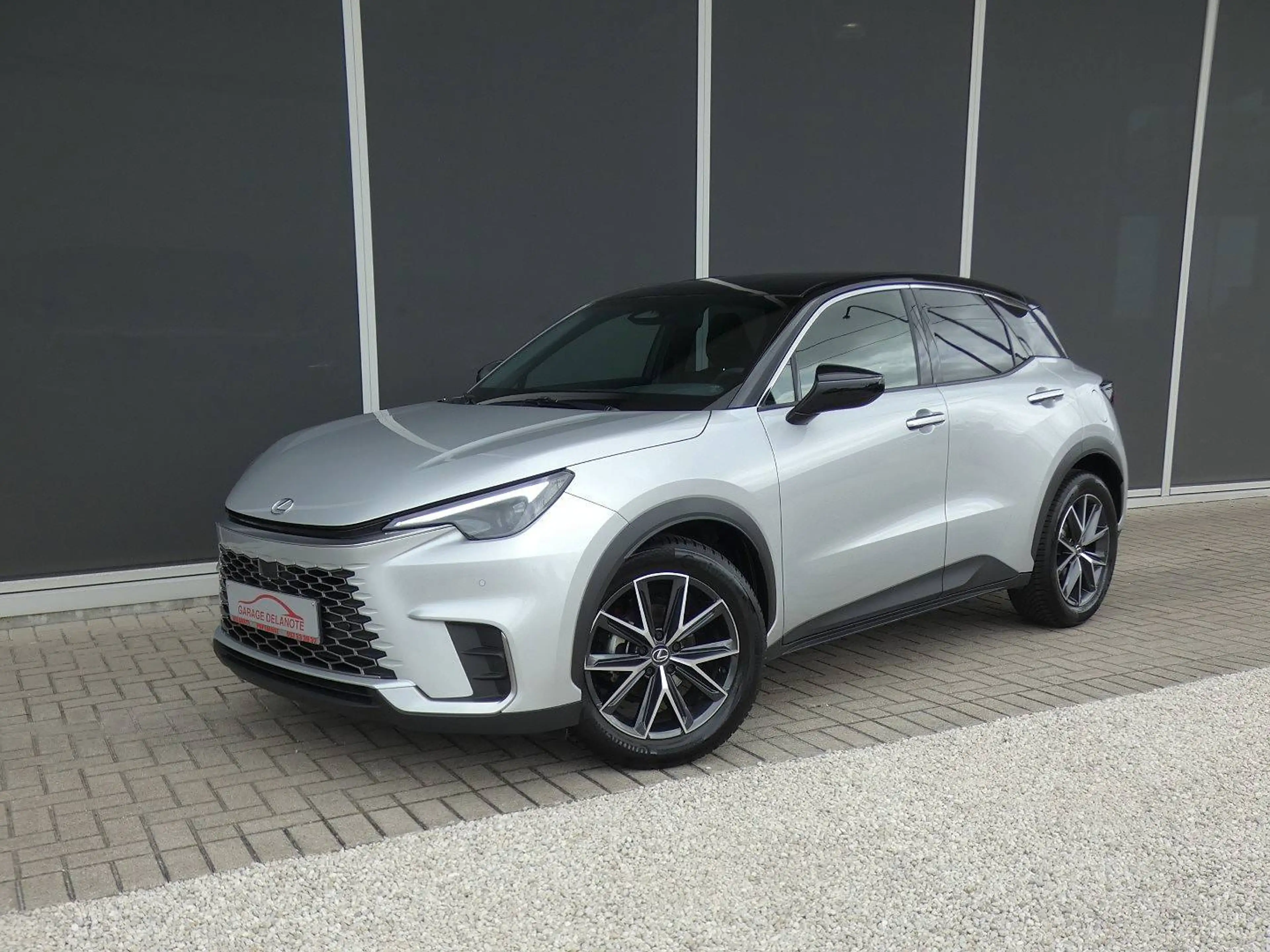 Lexus LBX Hybrid EMOTION +ZWART LEDER +Dodehoek +Zetelverwarming +Stuurwielverwarming +Parkeersensoren +Getinte ramen — photo 3