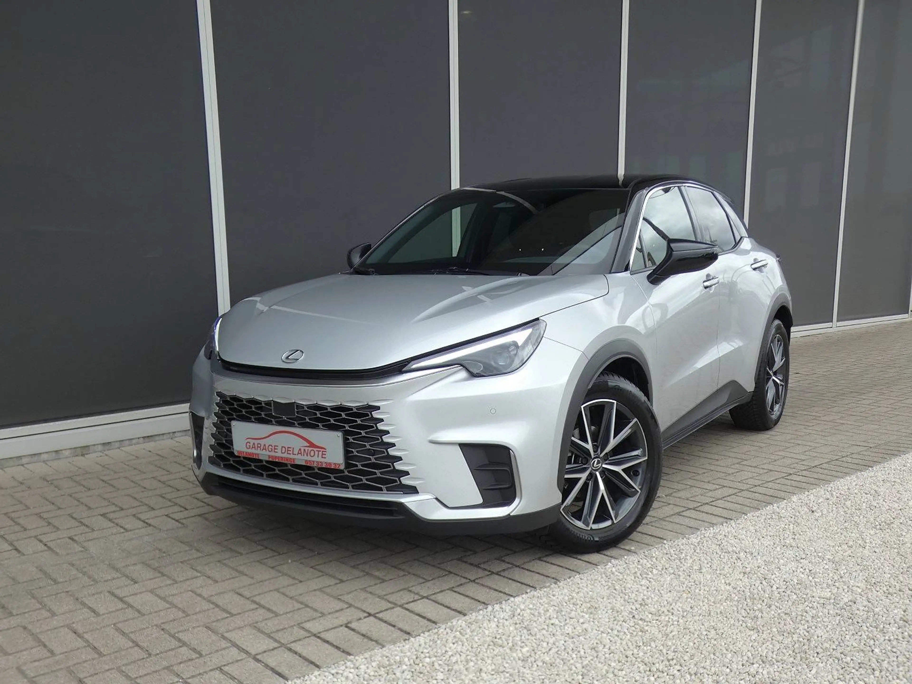 Lexus LBX Hybrid EMOTION +ZWART LEDER +Dodehoek +Zetelverwarming +Stuurwielverwarming +Parkeersensoren +Getinte ramen — photo 2