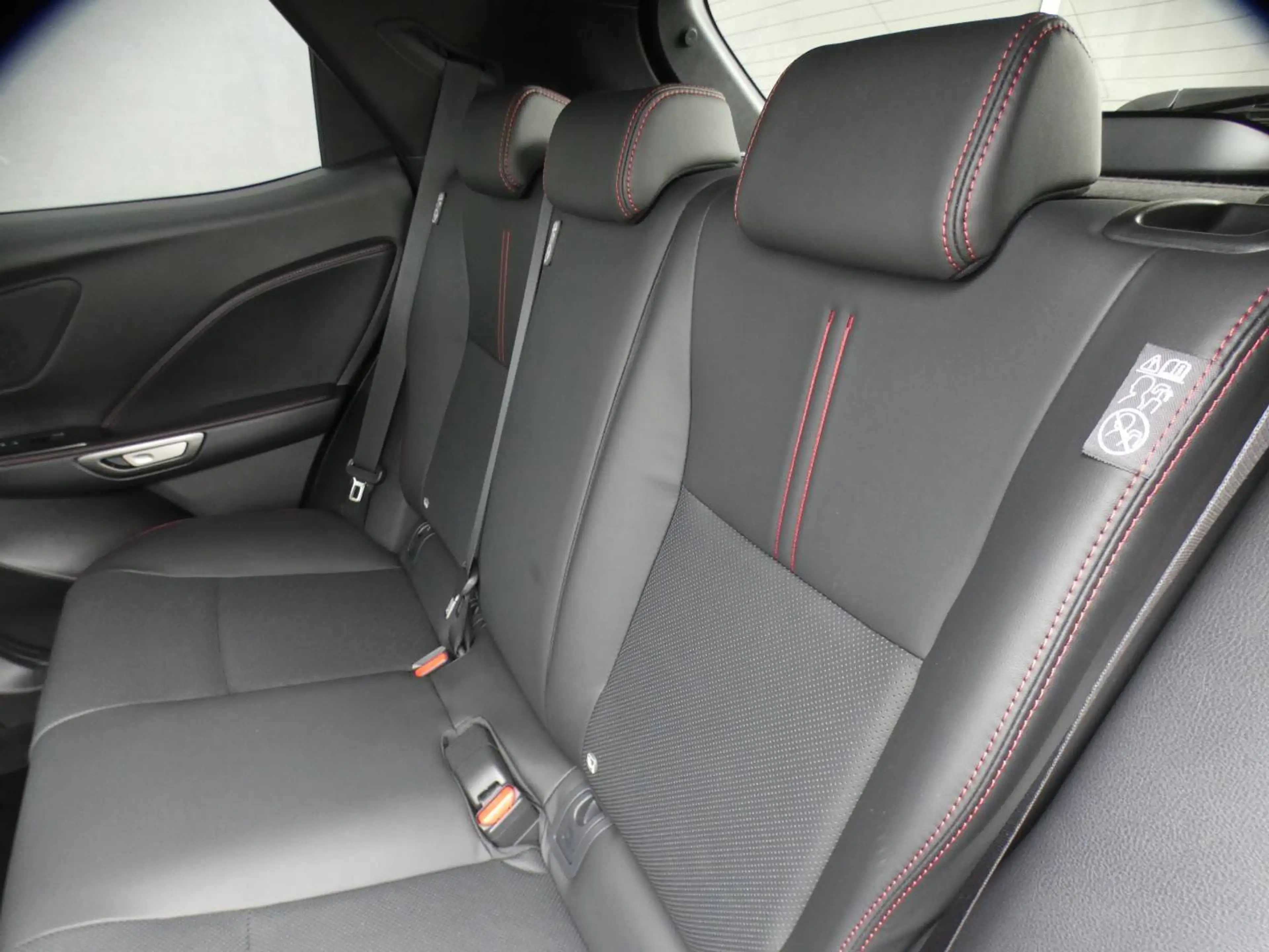 Lexus LBX Hybrid EMOTION +ZWART LEDER +Dodehoek +Zetelverwarming +Stuurwielverwarming +Parkeersensoren +Getinte ramen — photo 13