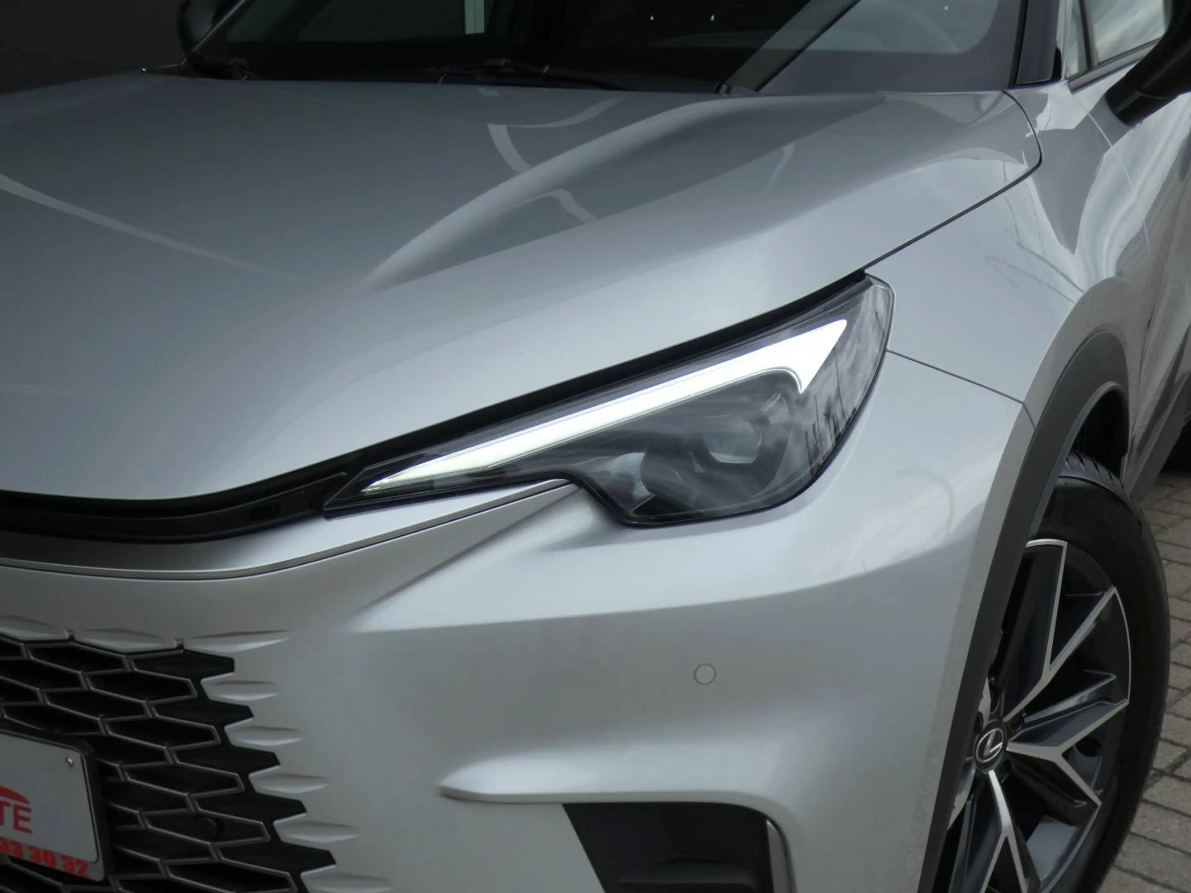 Lexus LBX Hybrid EMOTION +ZWART LEDER +Dodehoek +Zetelverwarming +Stuurwielverwarming +Parkeersensoren +Getinte ramen — photo 4